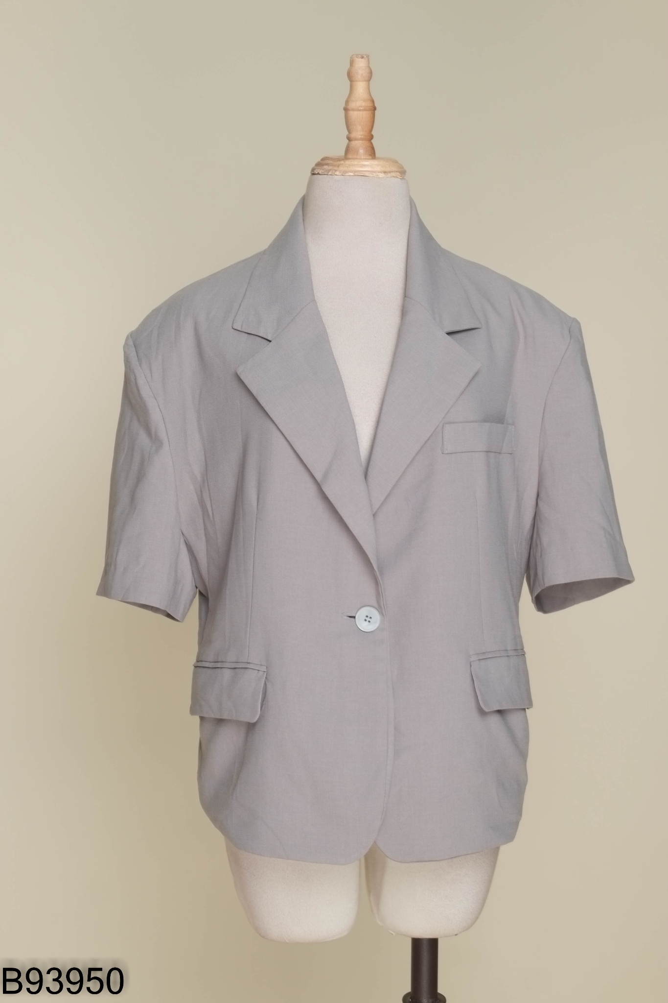 Áo xám cổ vest dáng ngắn