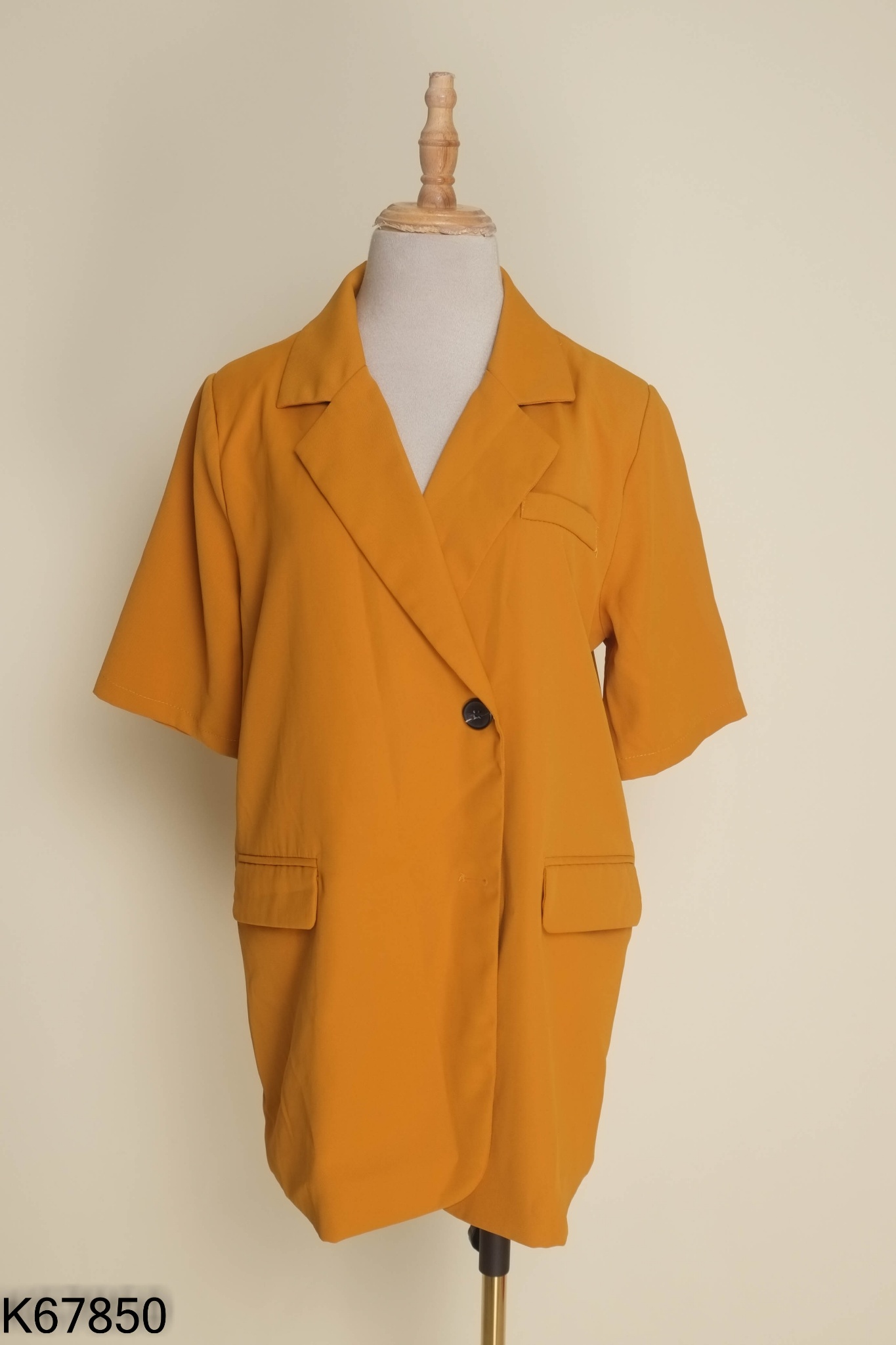 Áo blazer vàng ngắn tay
