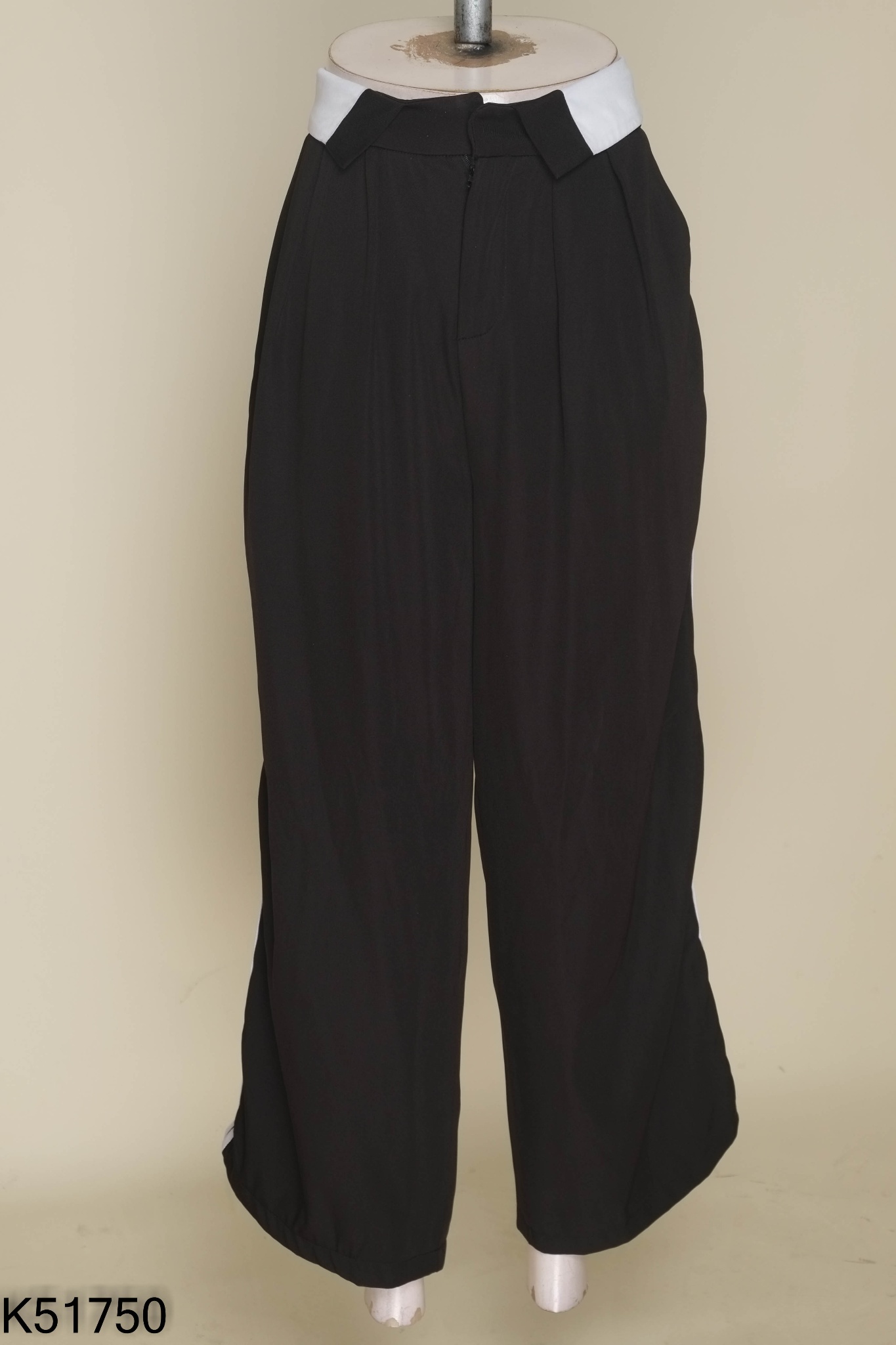 Quần đen suông kẻ trắng