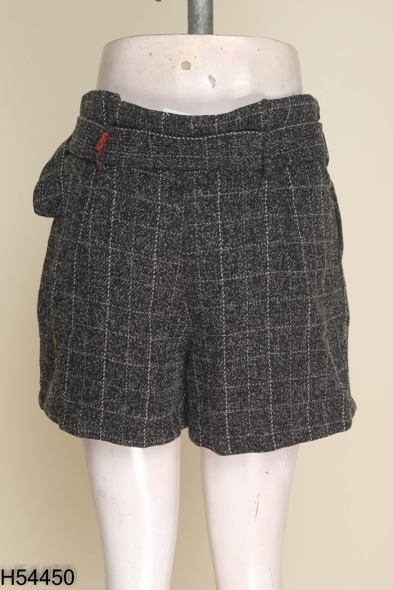 Quần shorts xám tiêu kẻ kèm đai
