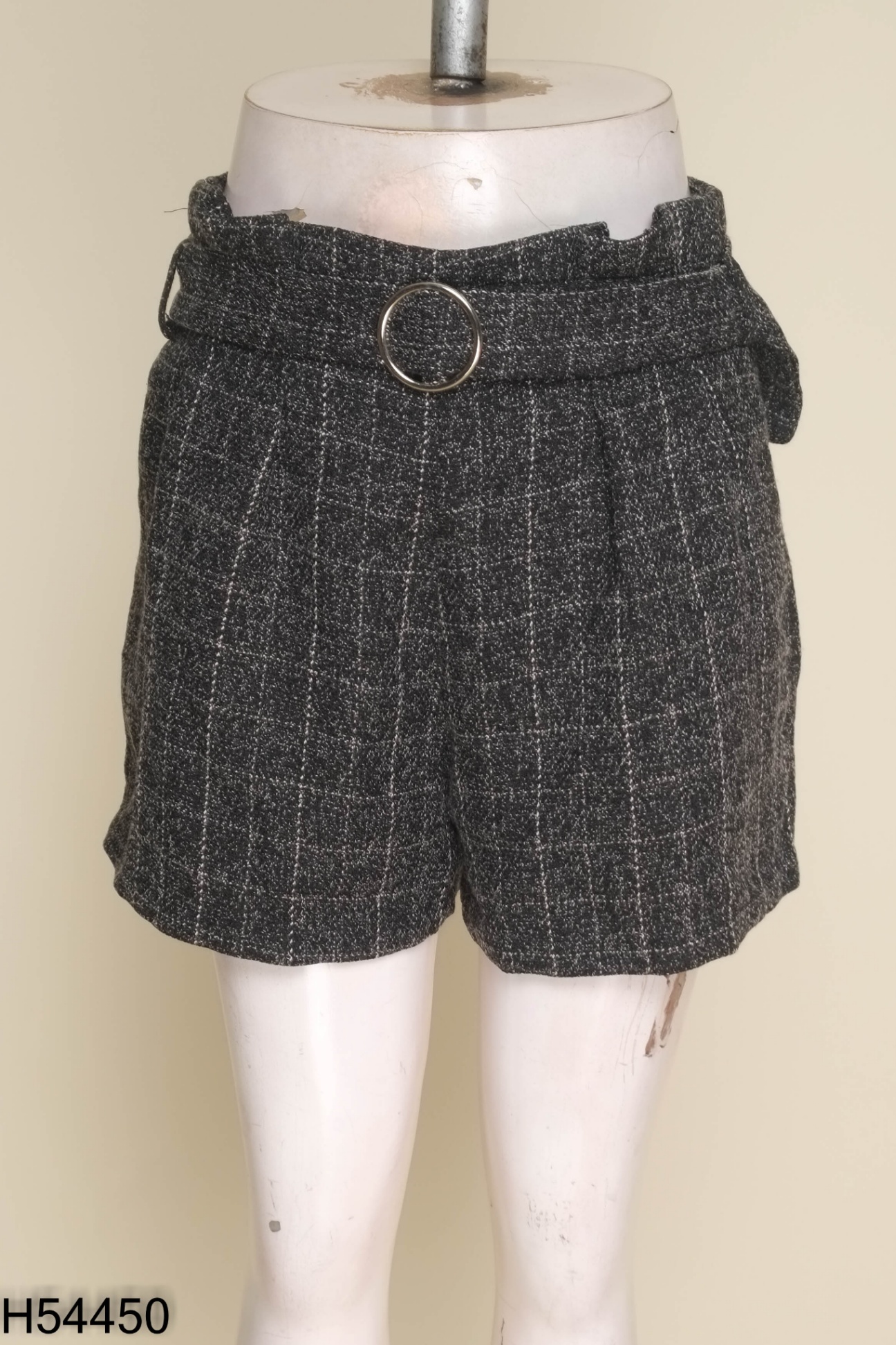 Quần shorts xám tiêu kẻ kèm đai