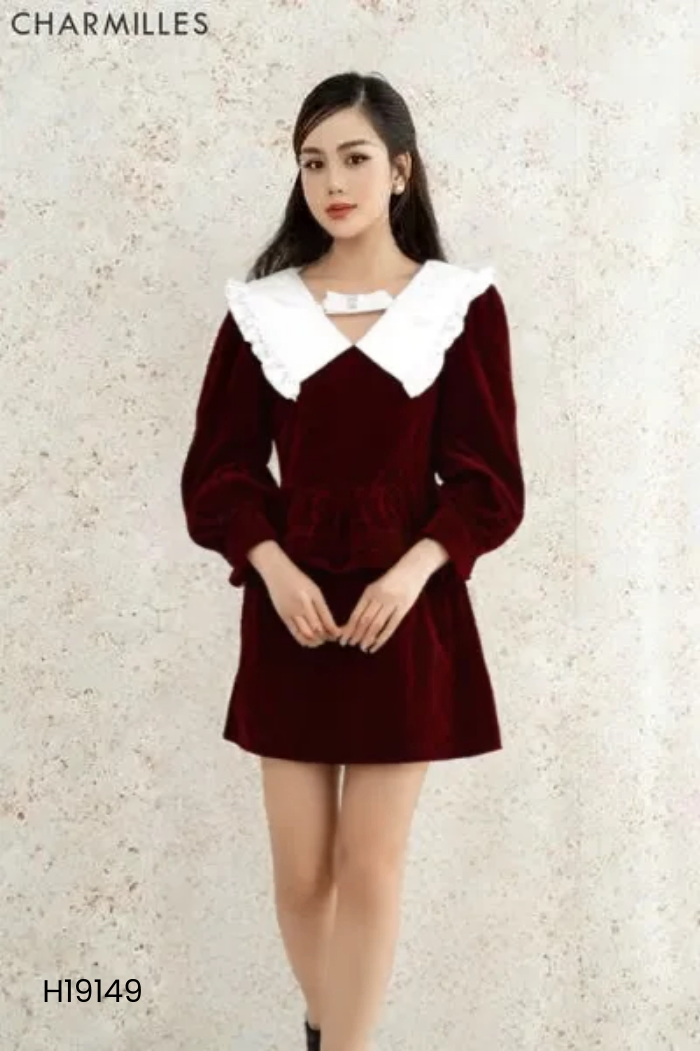 Váy nhung đỏ phối cổ sen be