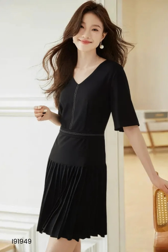 Váy đen xếp ly cổ V