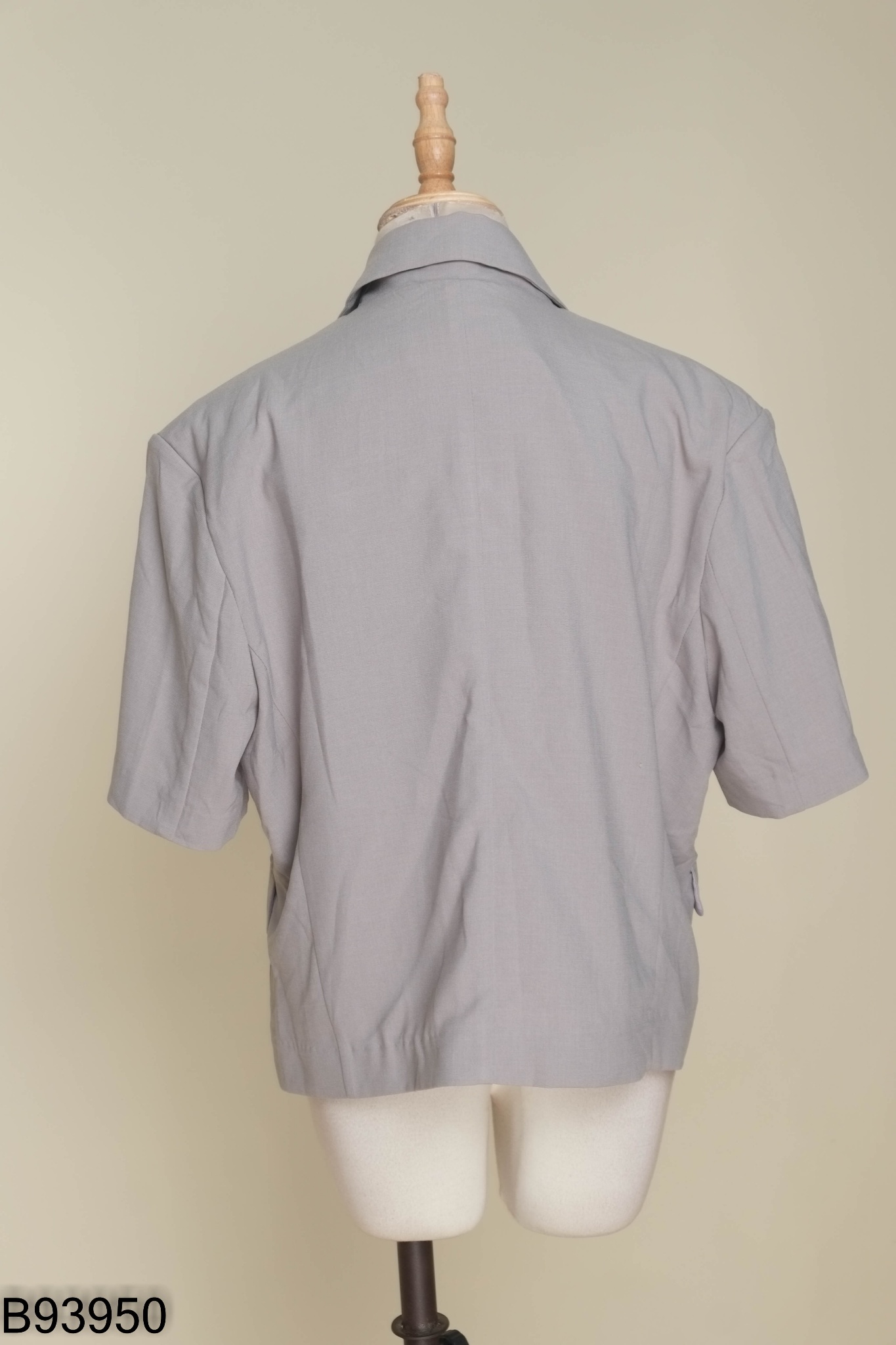 Áo xám cổ vest dáng ngắn