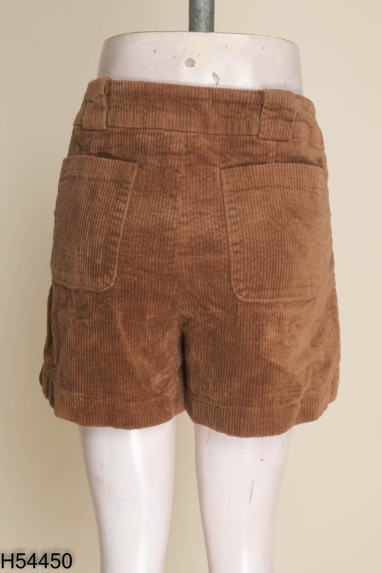 Quần shorts nâu nhung tăm