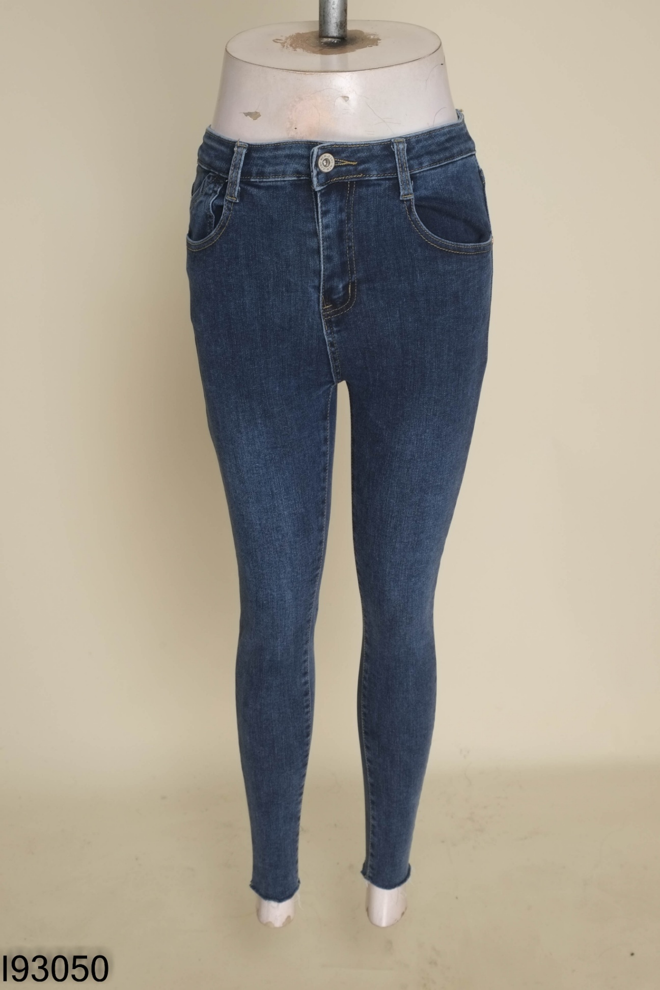 Quần jeans xanh bó