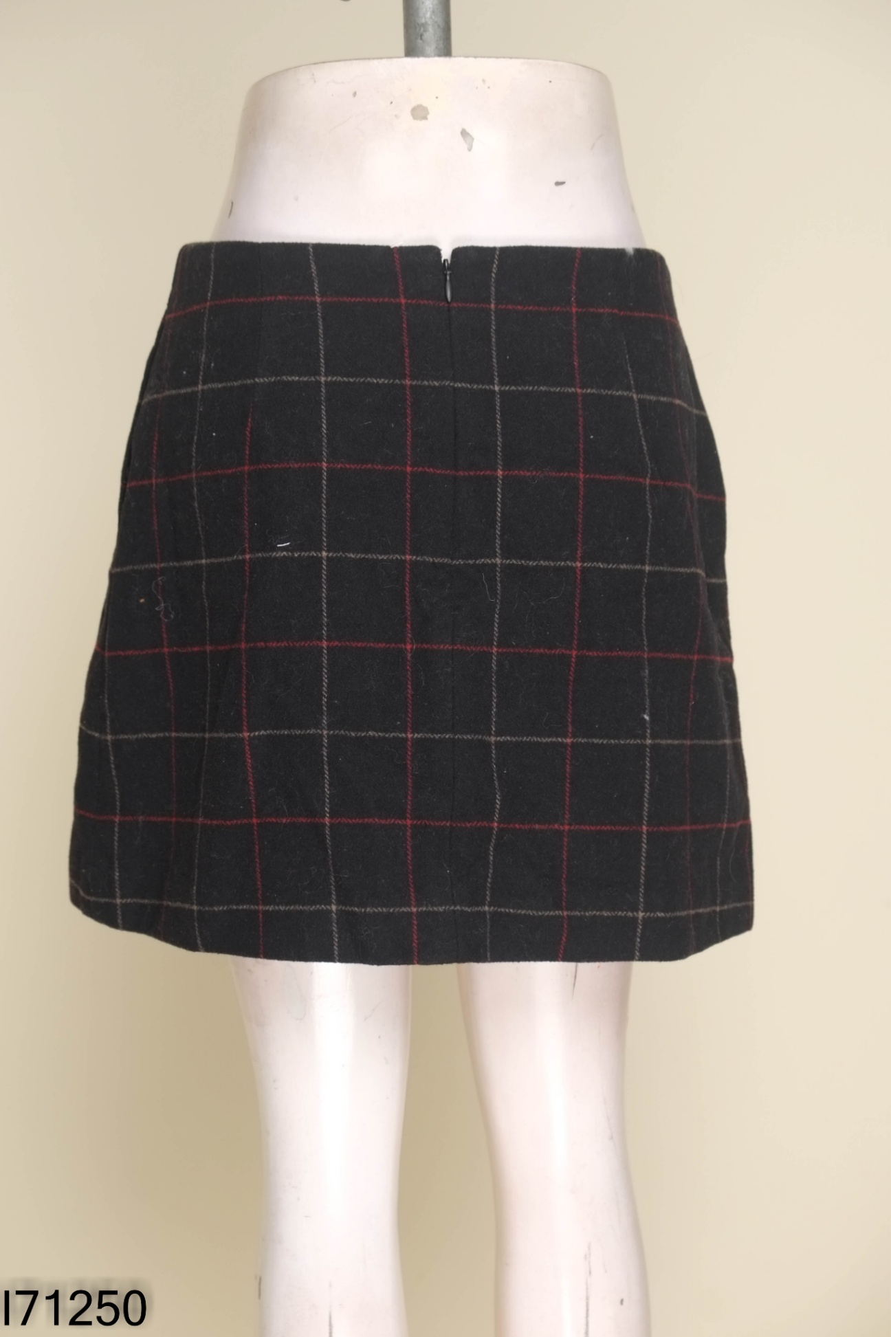 Chân váy dạ UNIQLO đen kẻ
