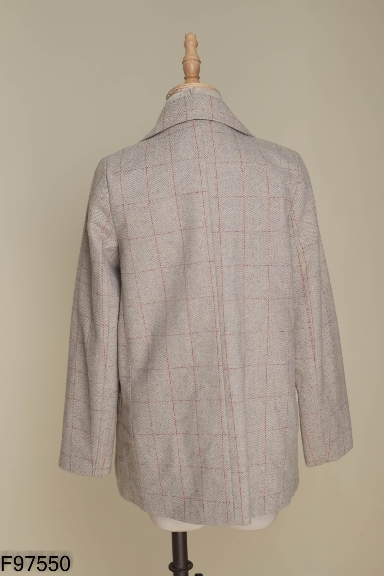 Áo blazer ghi kẻ đỏ