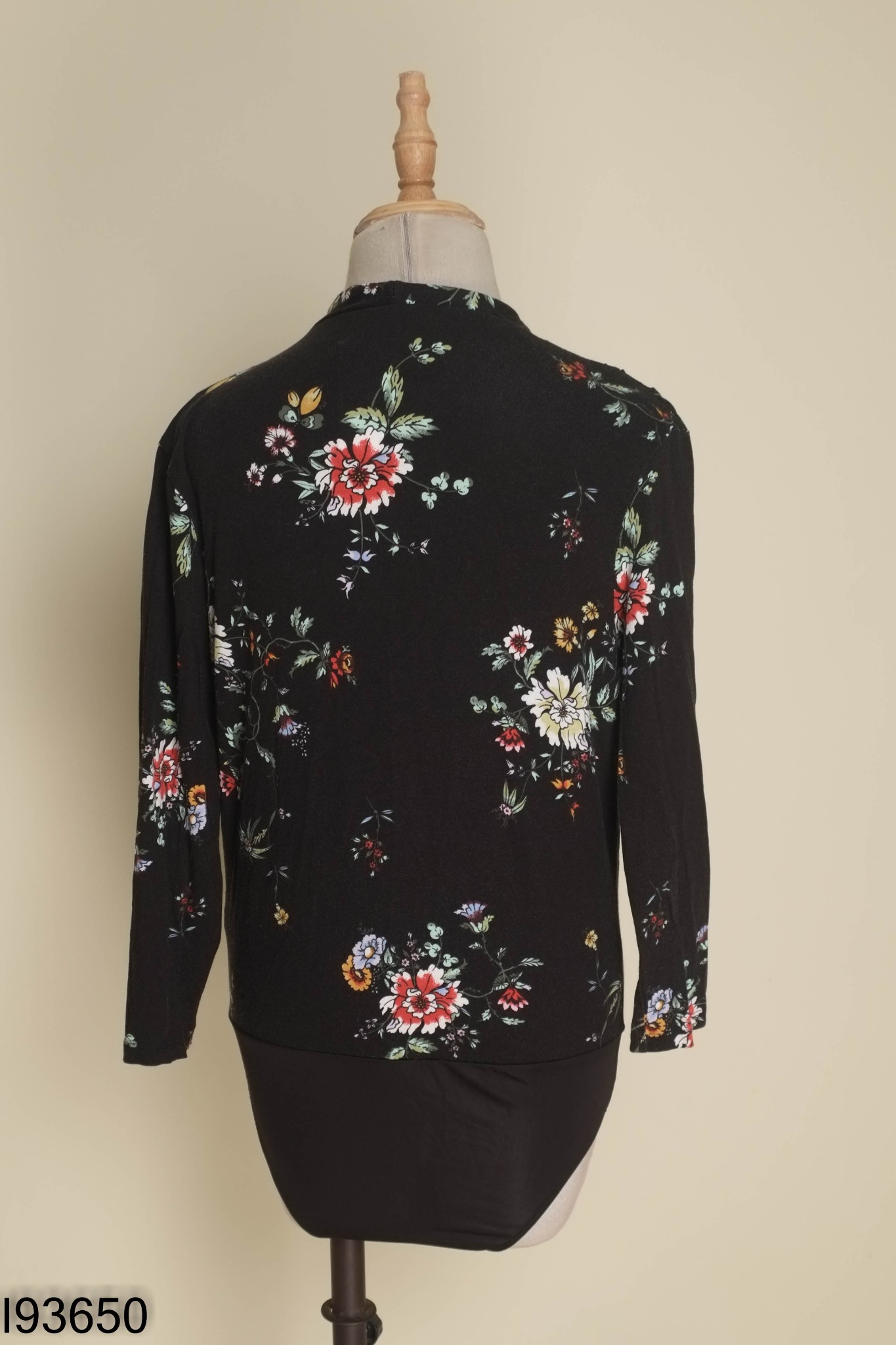Jumpsuits đen họa tiết hoa