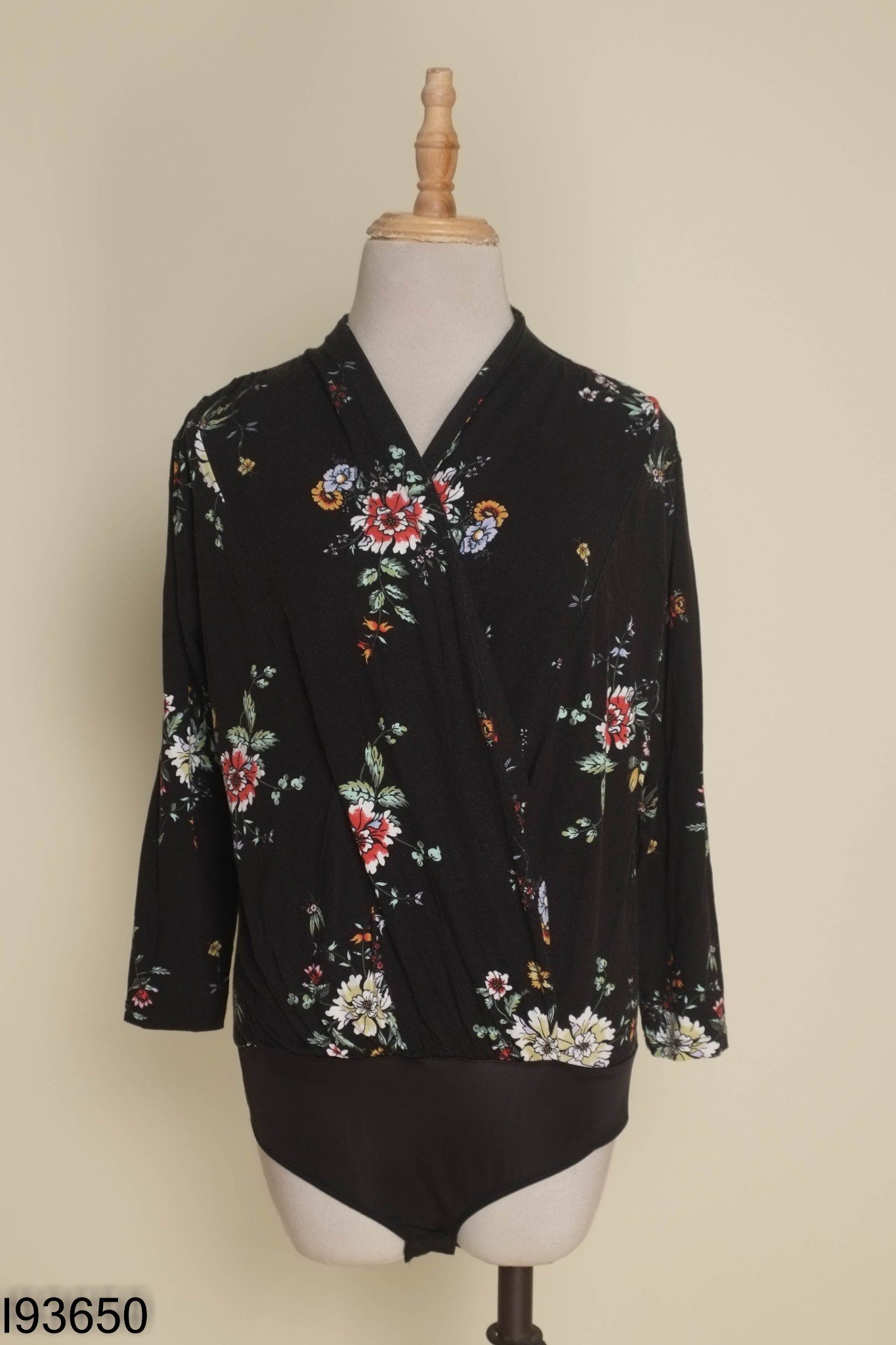 Jumpsuits đen họa tiết hoa