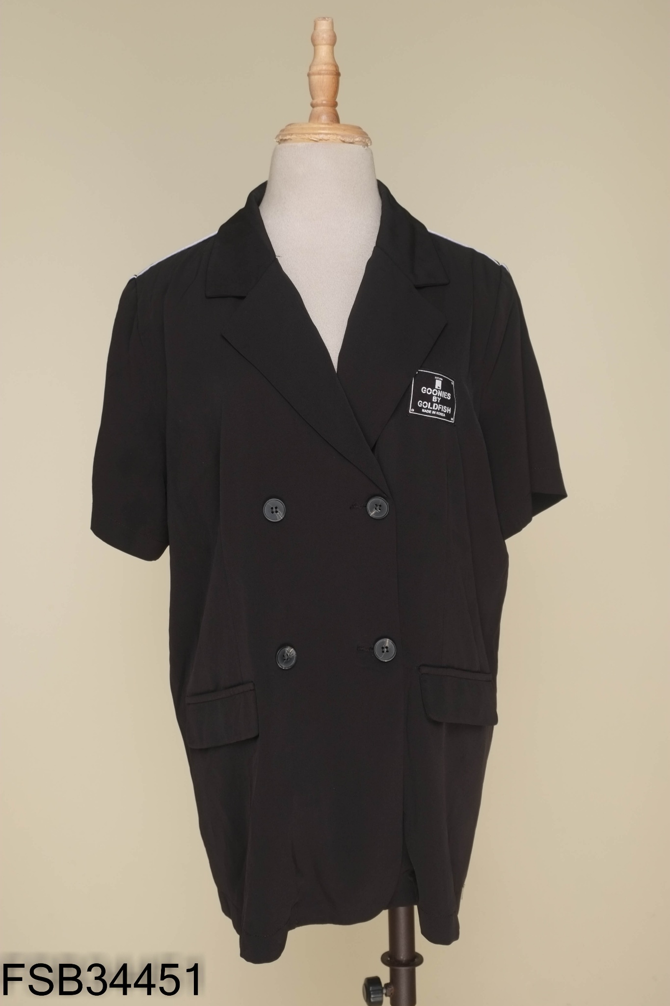 Áo blazer đen viền trắng