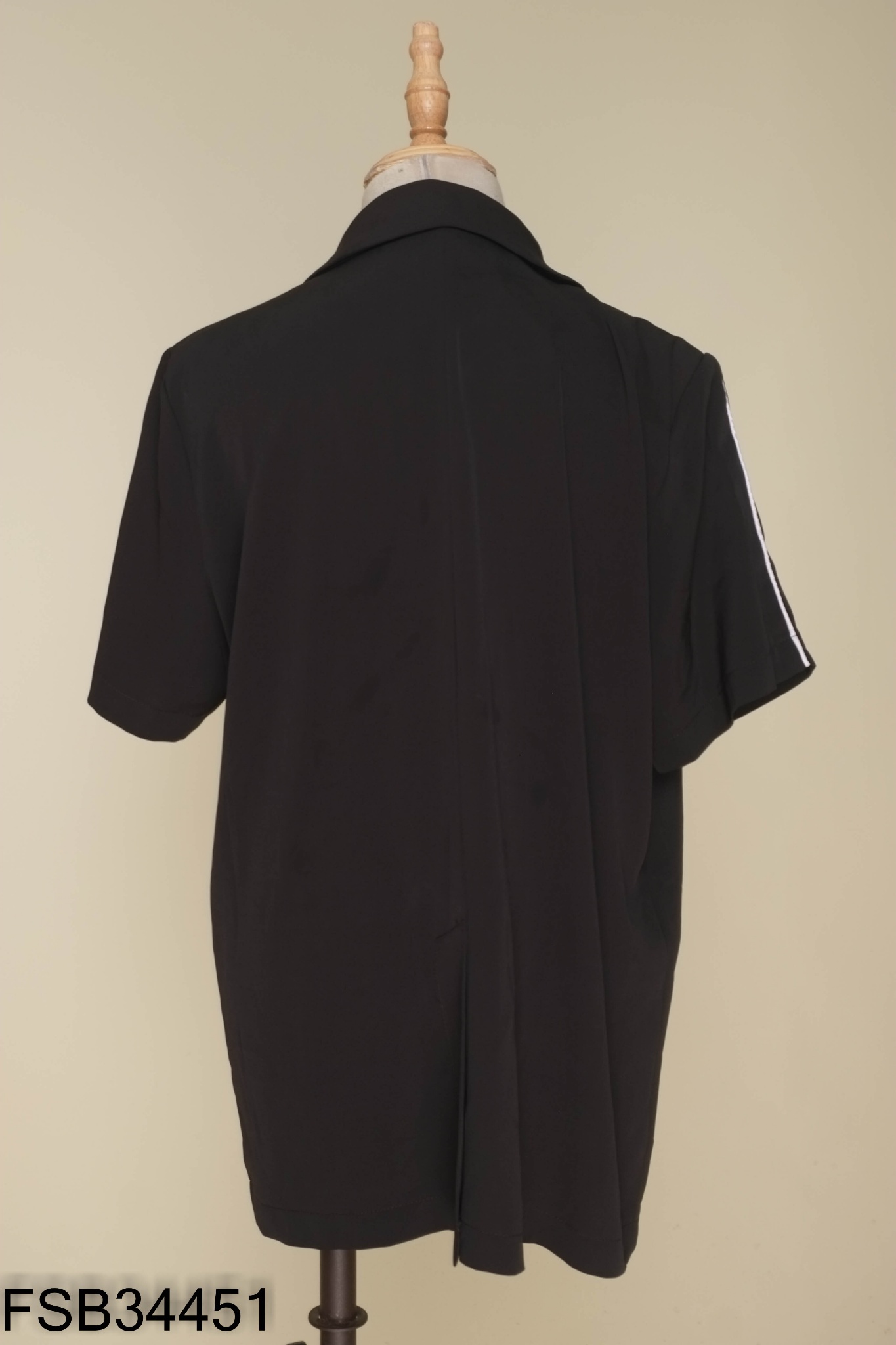 Áo blazer đen viền trắng