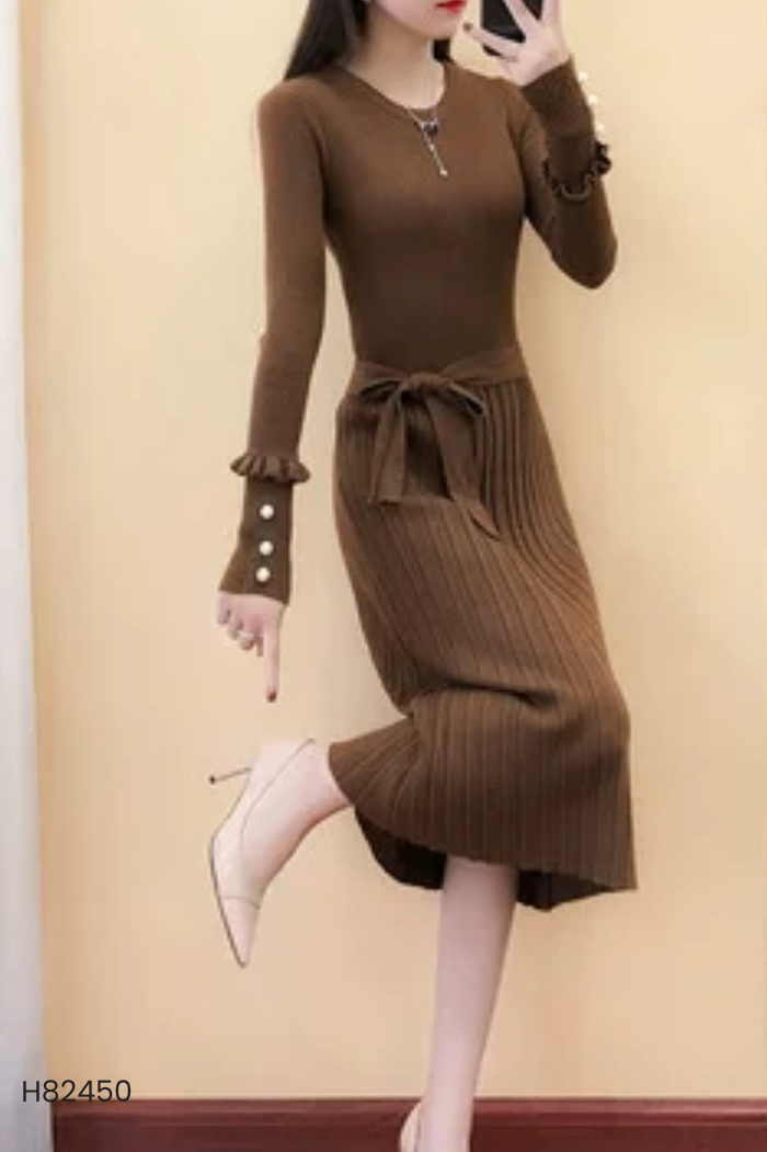 Váy len nâu xếp li cổ tròn