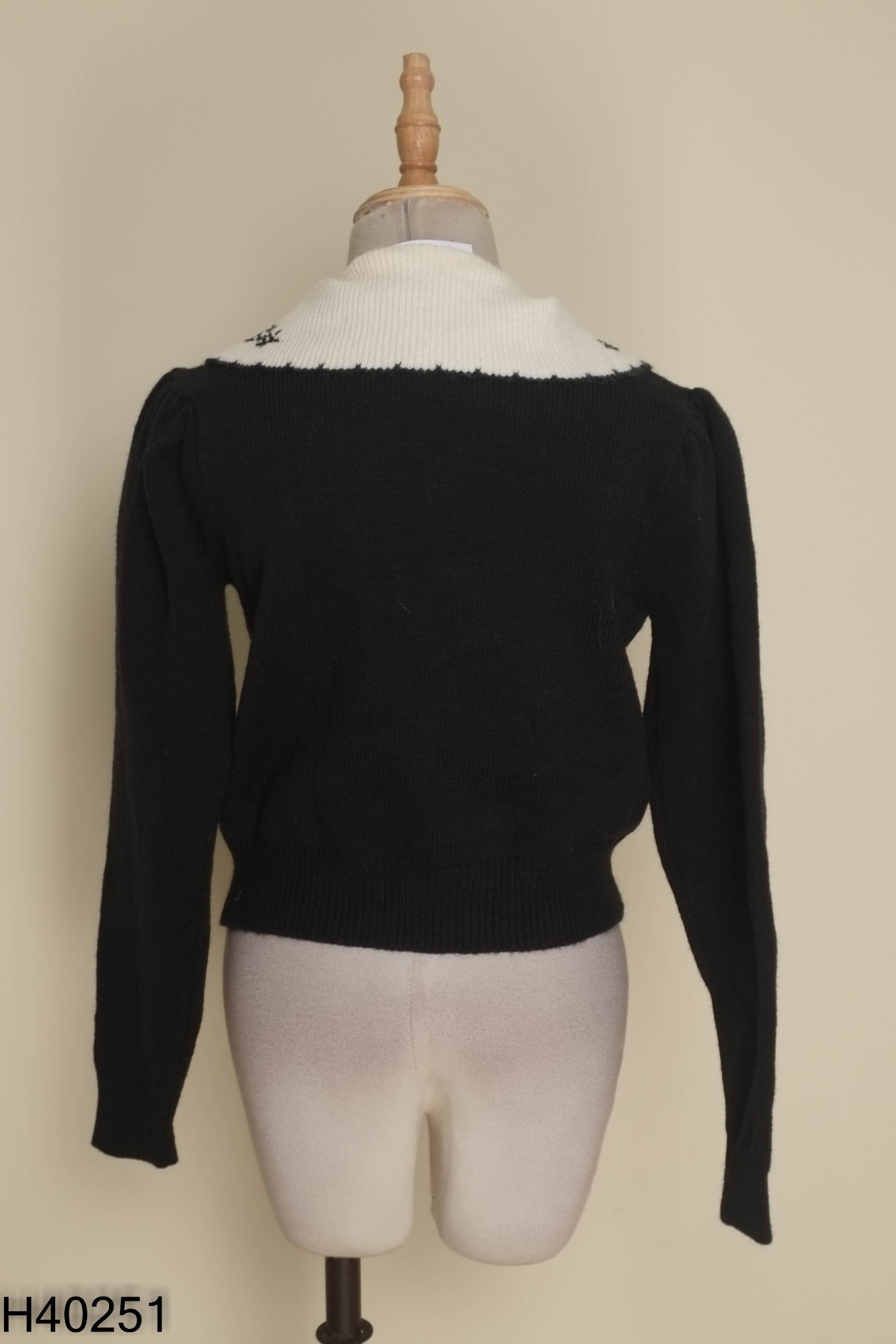 Áo len cardigan đen lá cổ be
