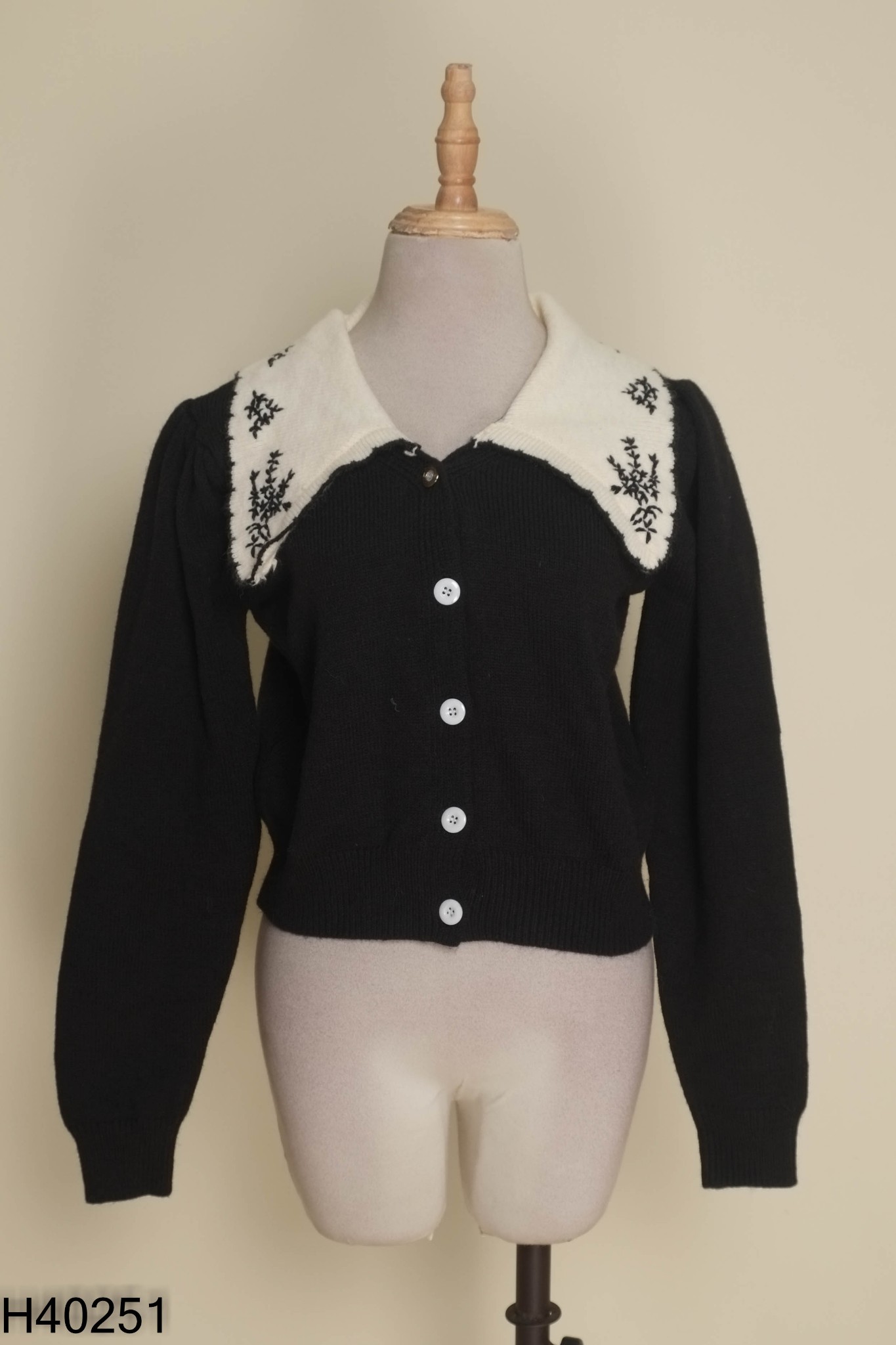 Áo len cardigan đen lá cổ be