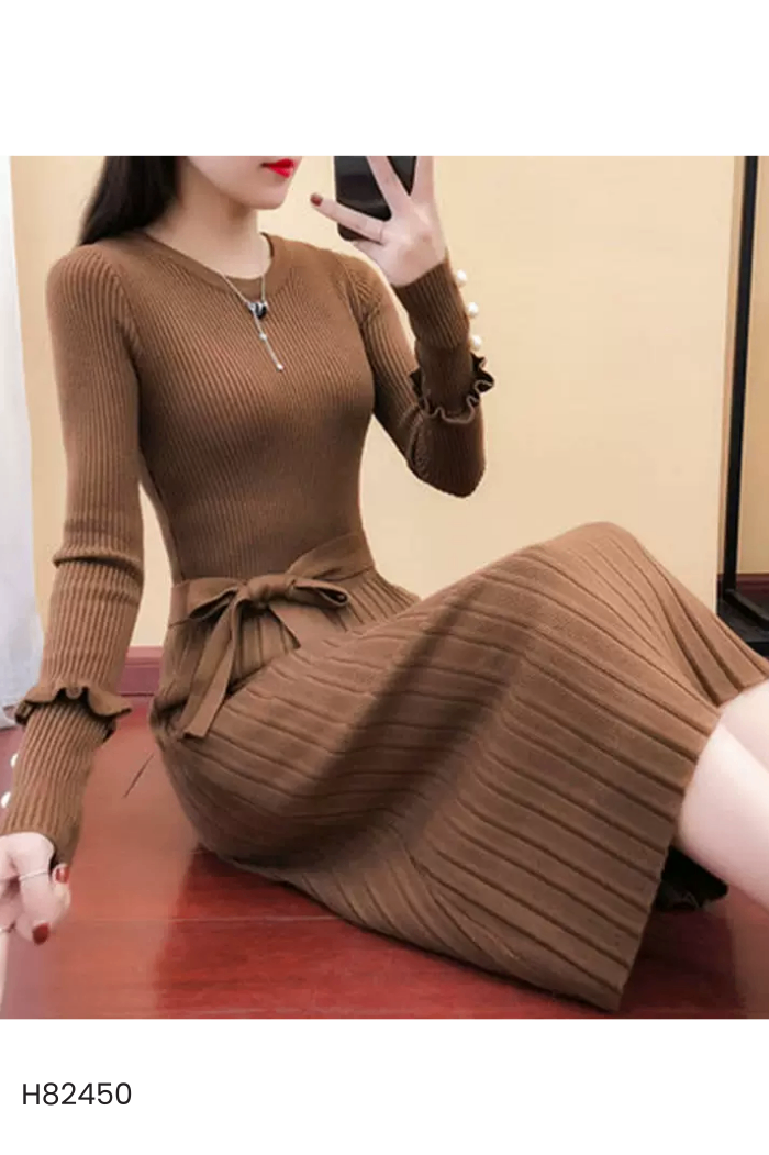 Váy len nâu xếp li cổ tròn