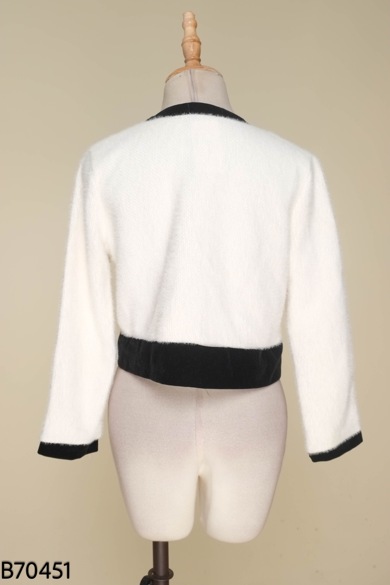 Áo len cardigan trắng viền đen phối cúc sáng