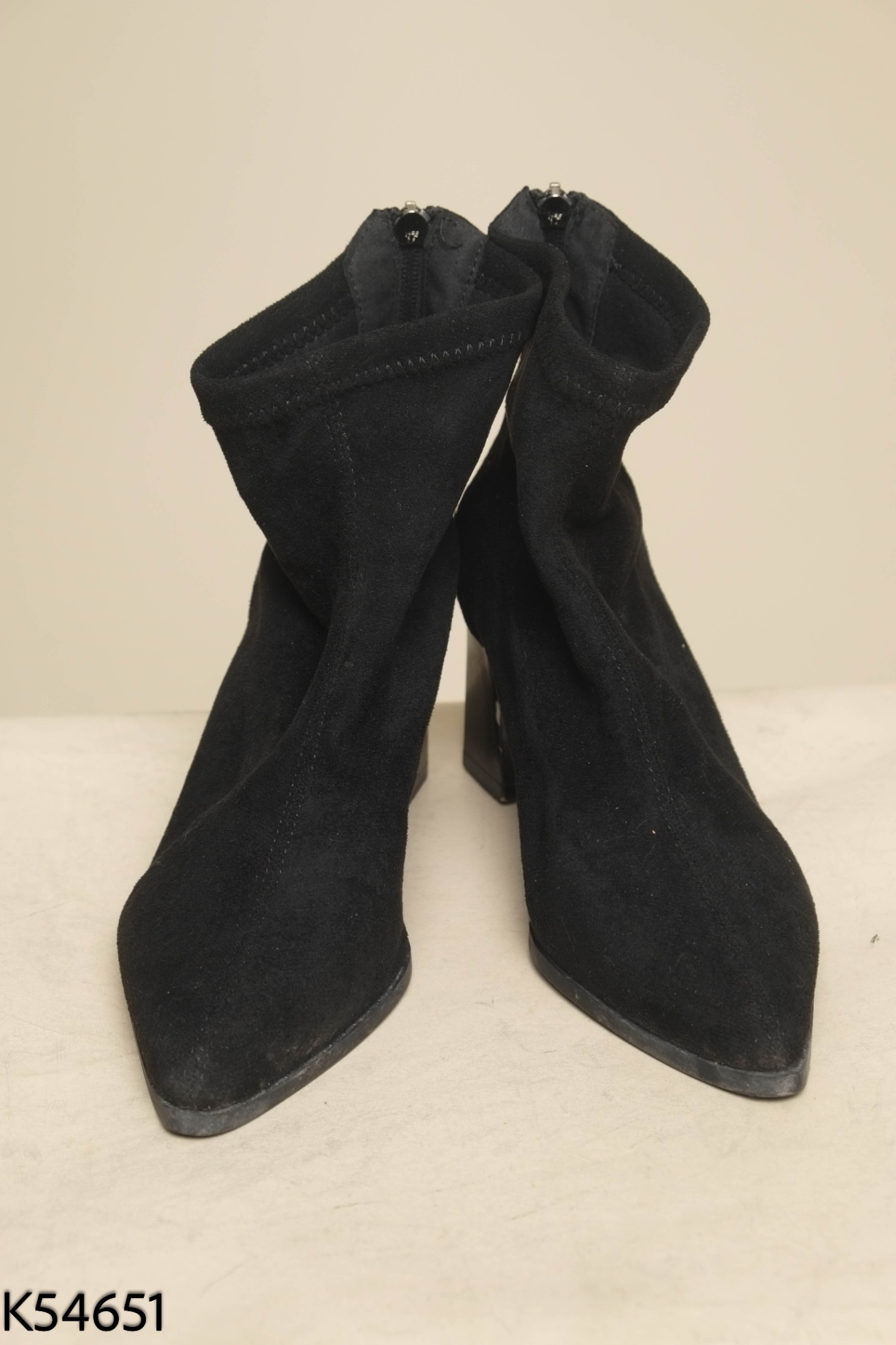 Boots đen mũi nhọn da lộn