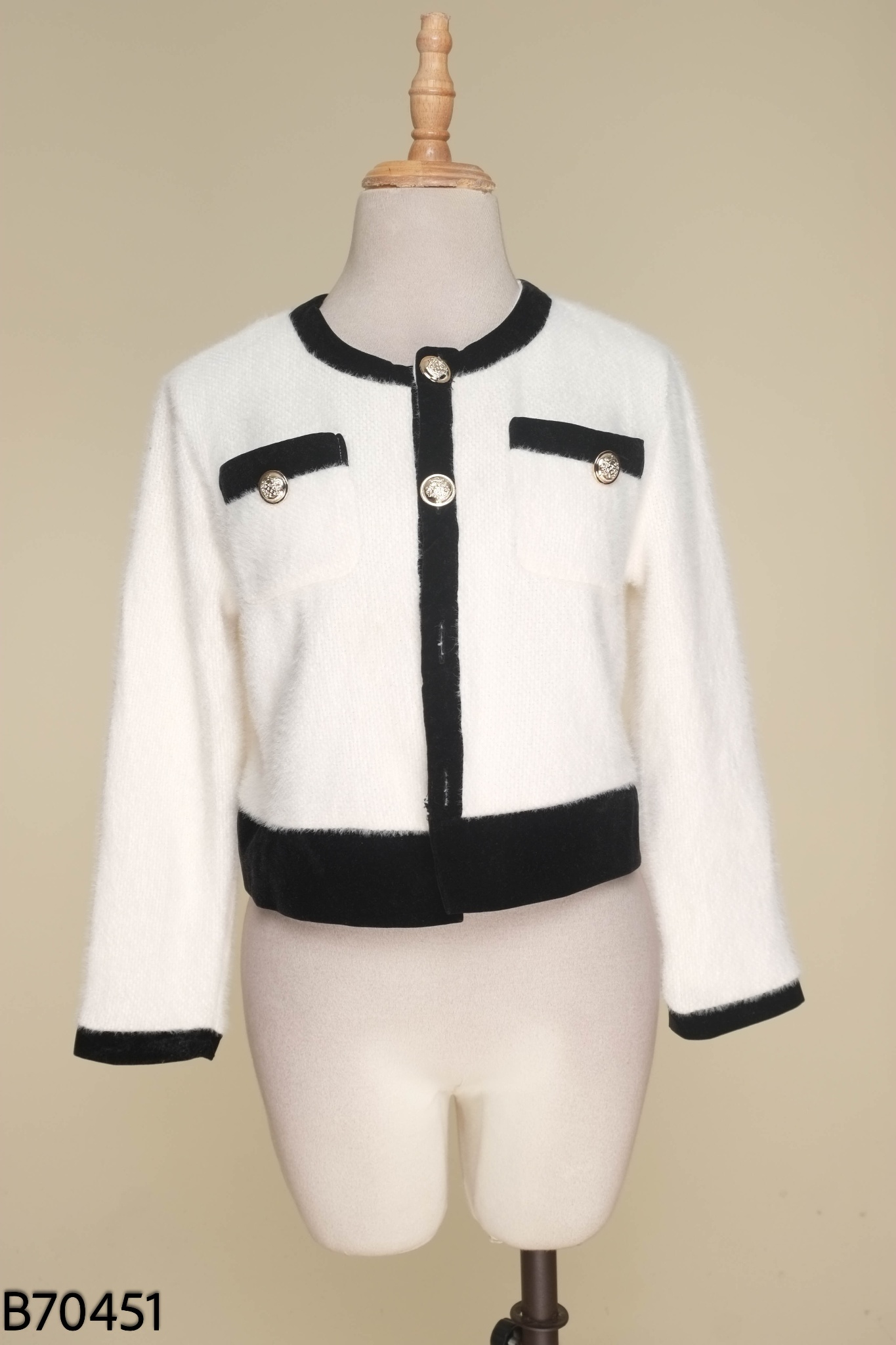 Áo len cardigan trắng viền đen phối cúc sáng