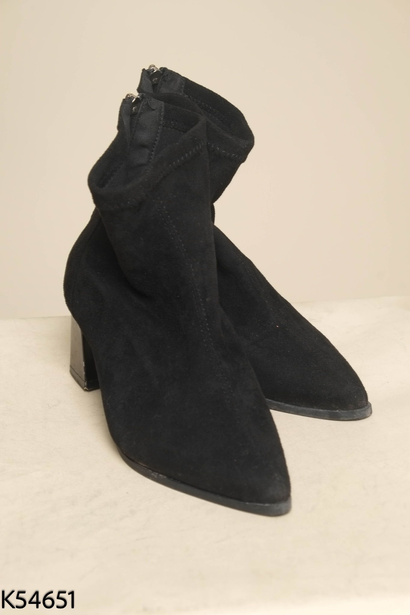 Boots đen mũi nhọn da lộn
