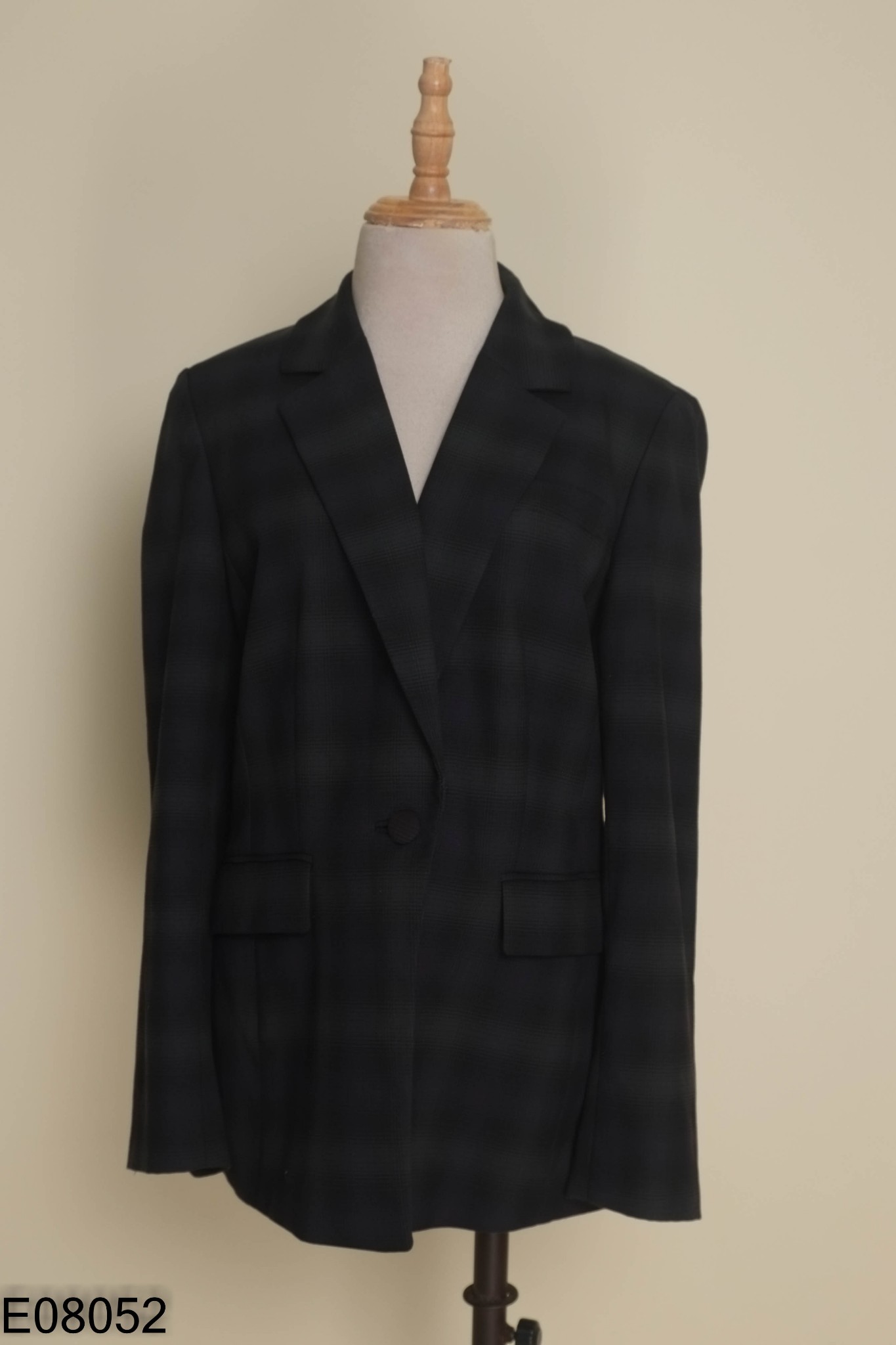 Áo khoác đen phối xảnh êu cổ vest
