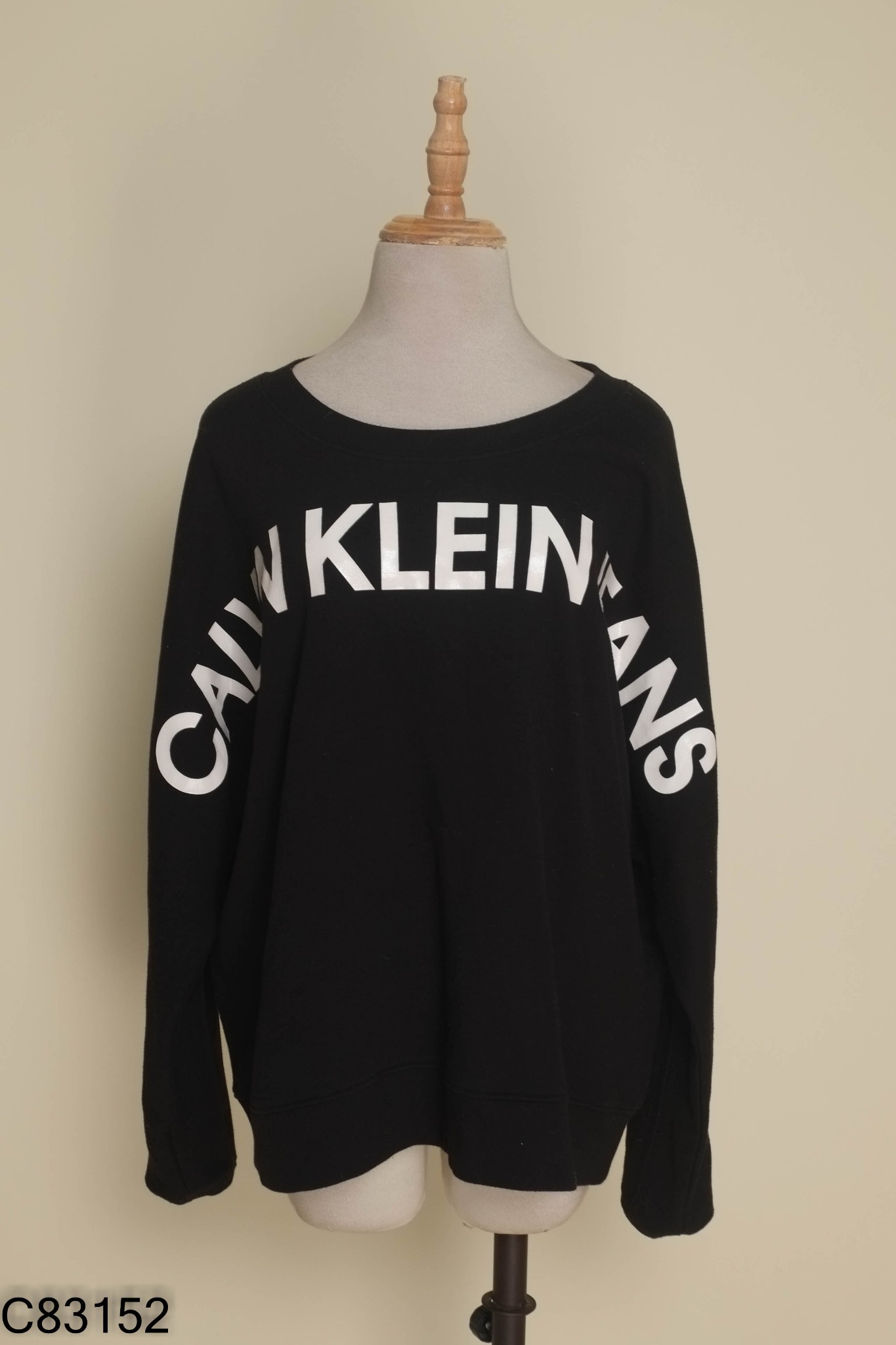 Áo nỉ đen CALVIN KLEIN in chữ