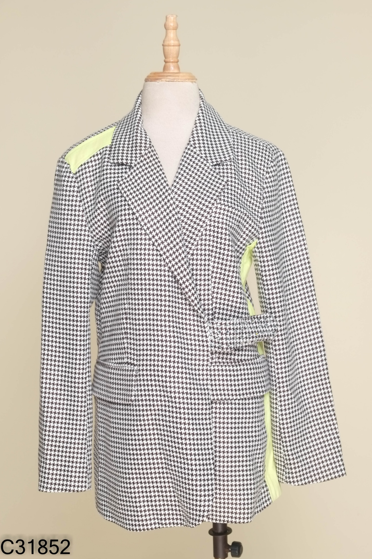 Áo blazer trắng họa tiết đen