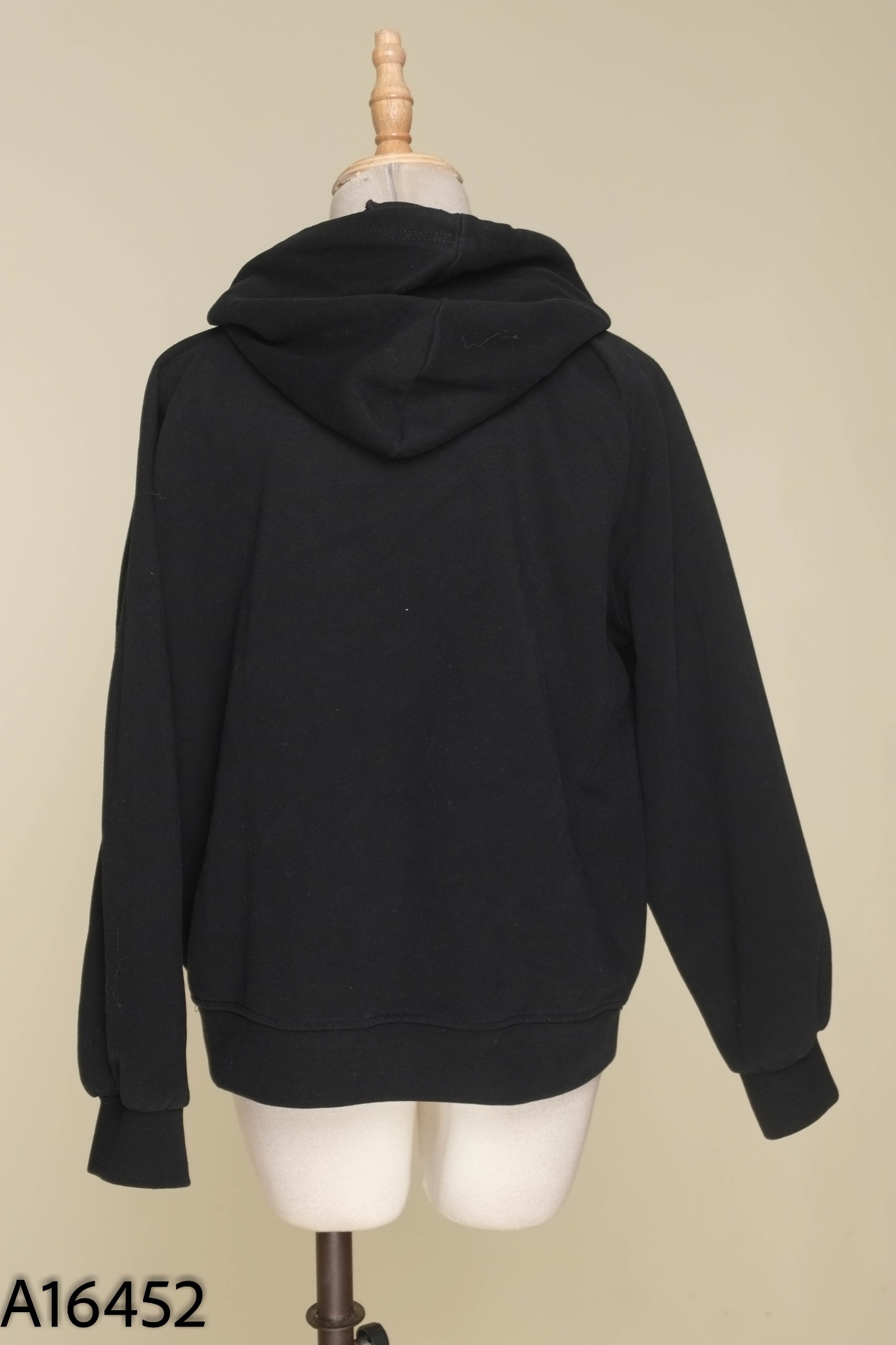 Áo hoodies nỉ đen thêu hình