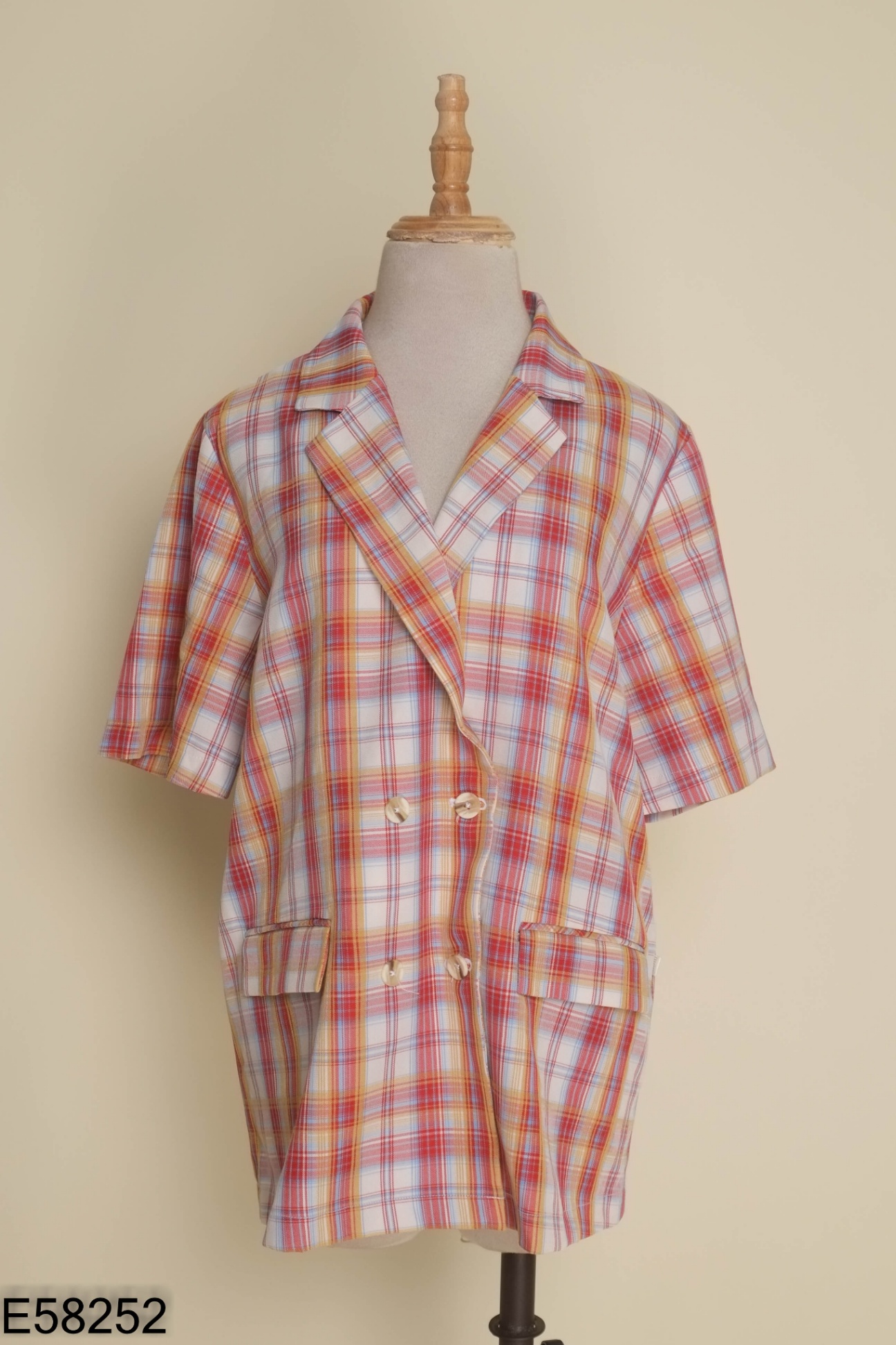 Áo blazer cộc đỏ kẻ trắng