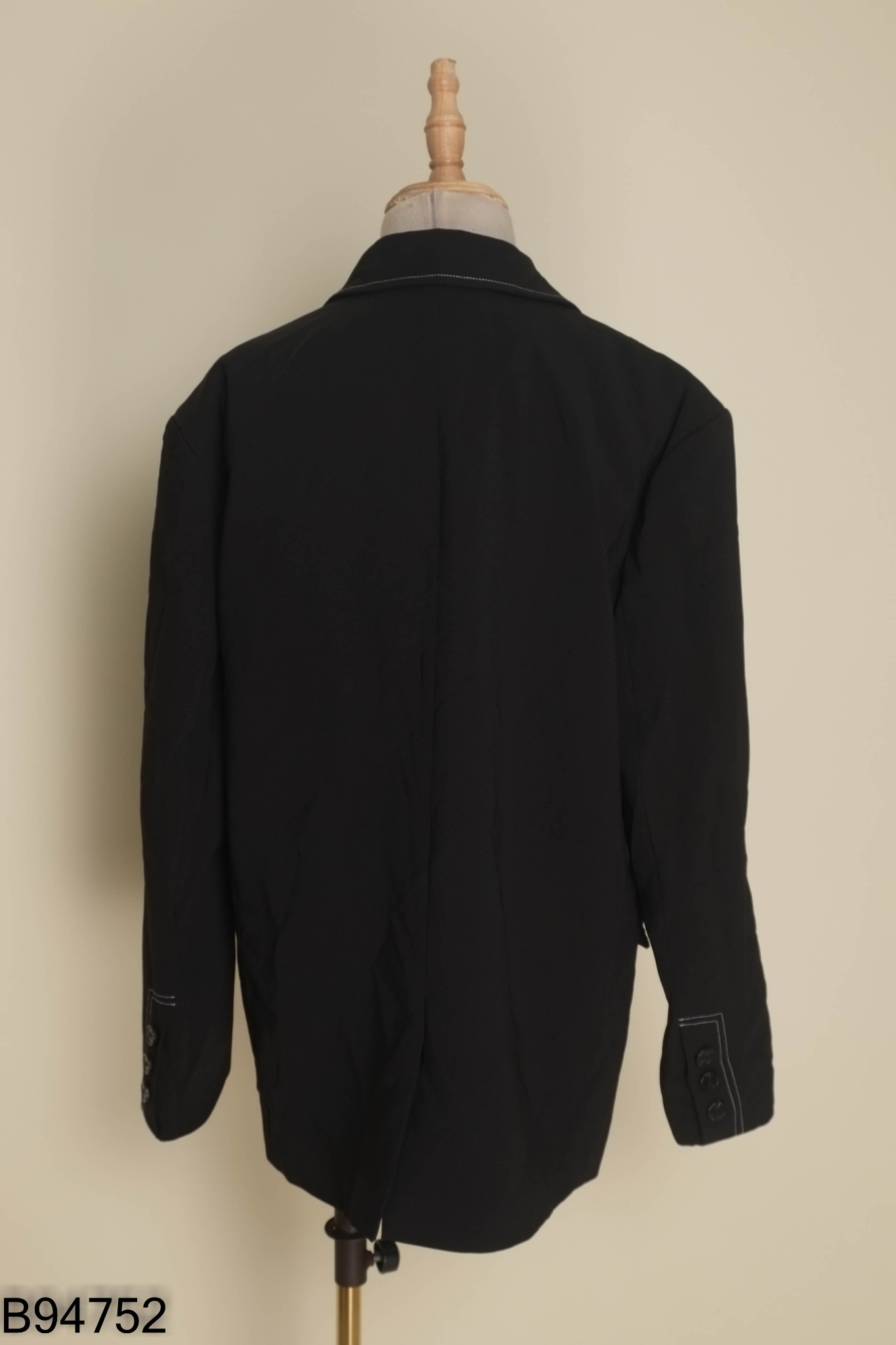 Áo khoác đen cổ vest