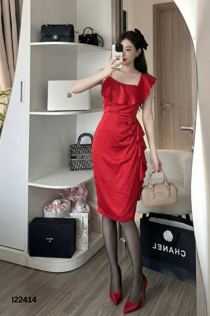 Váy lụa đỏ lệch vai