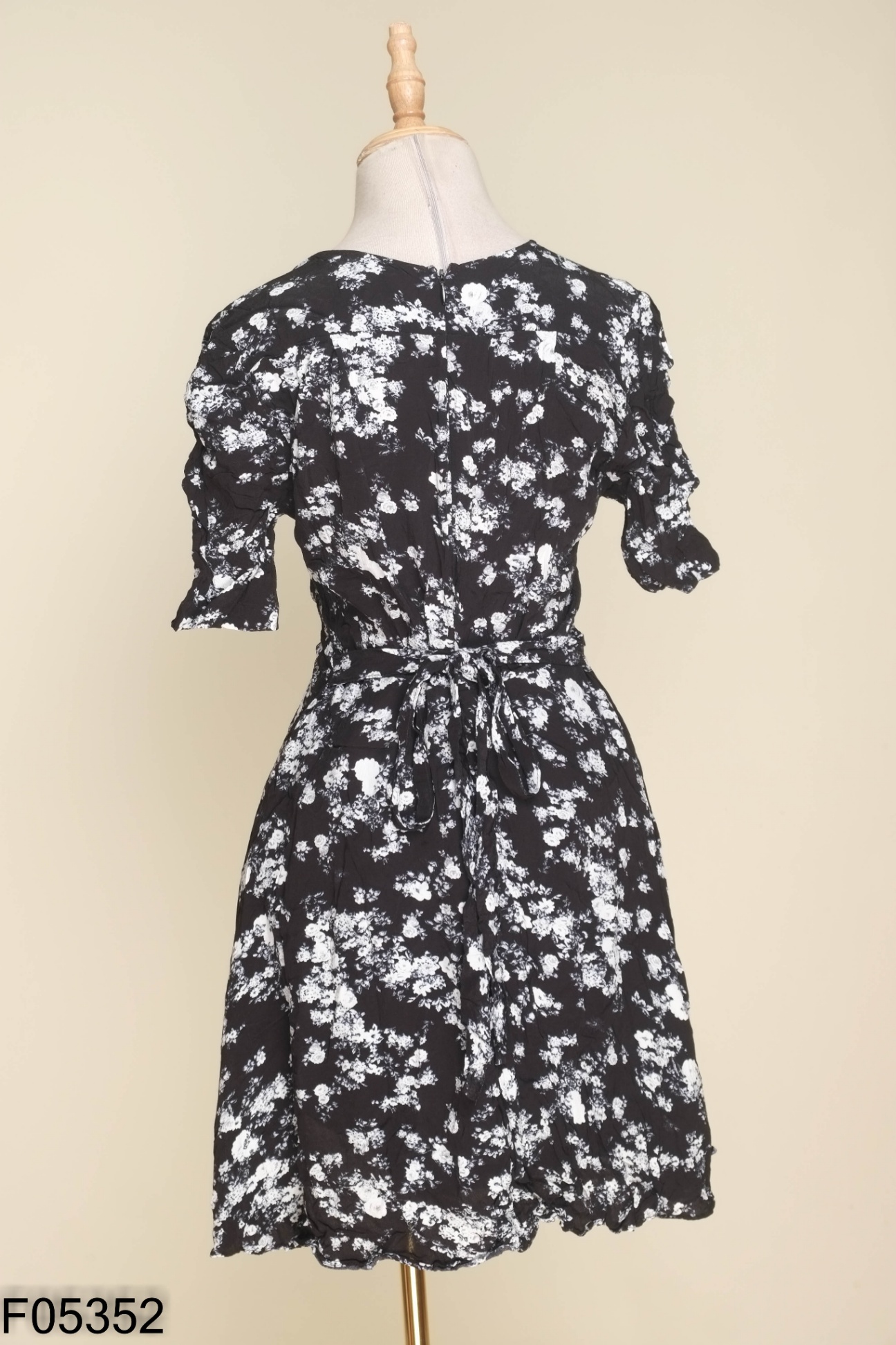 Váy MEROY đen cổ V hoa trắng