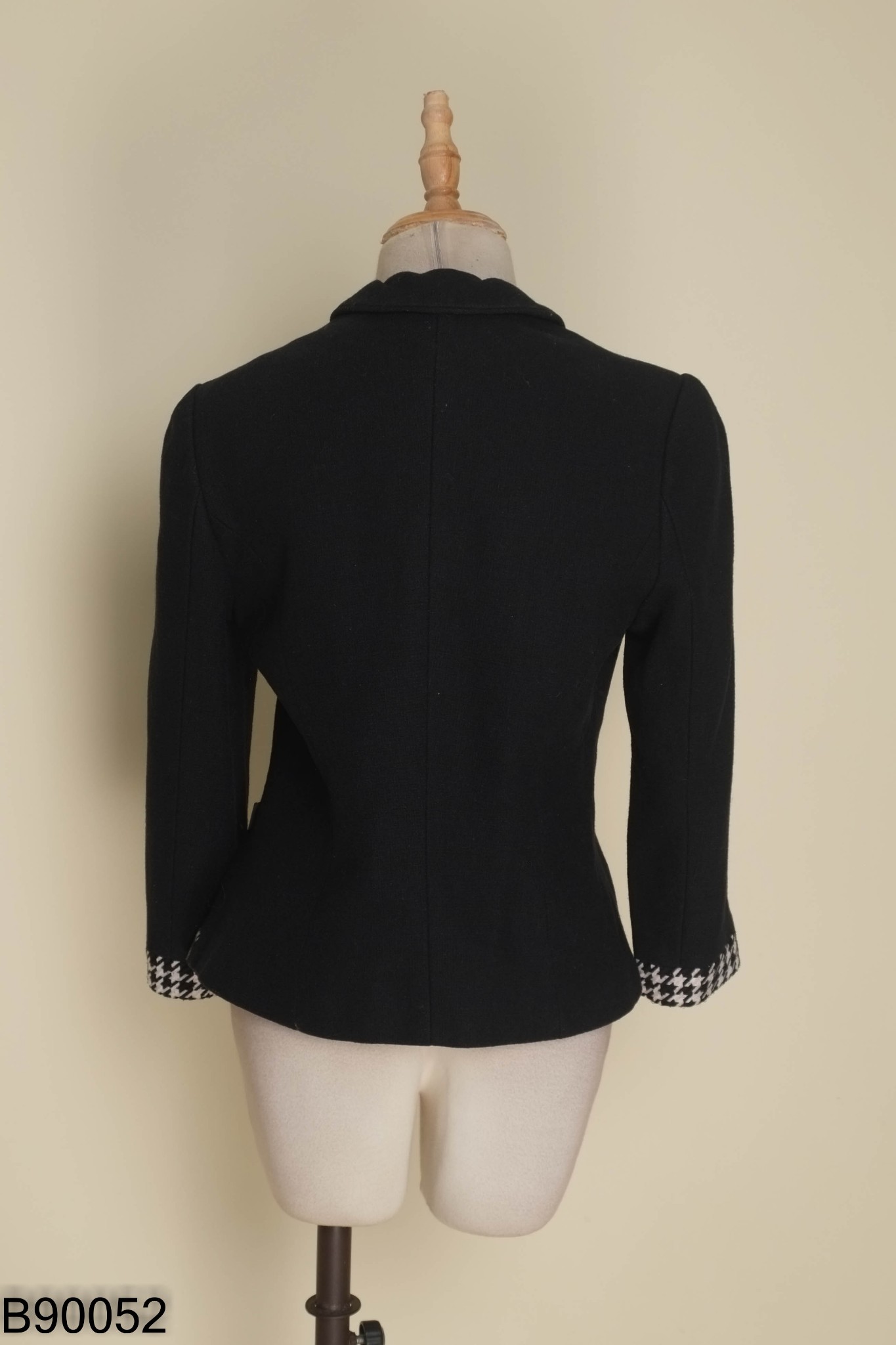 Áo NEM đen cổ vest