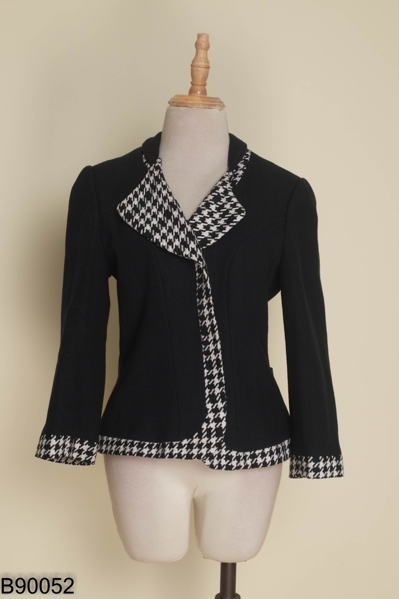 Áo NEM đen cổ vest