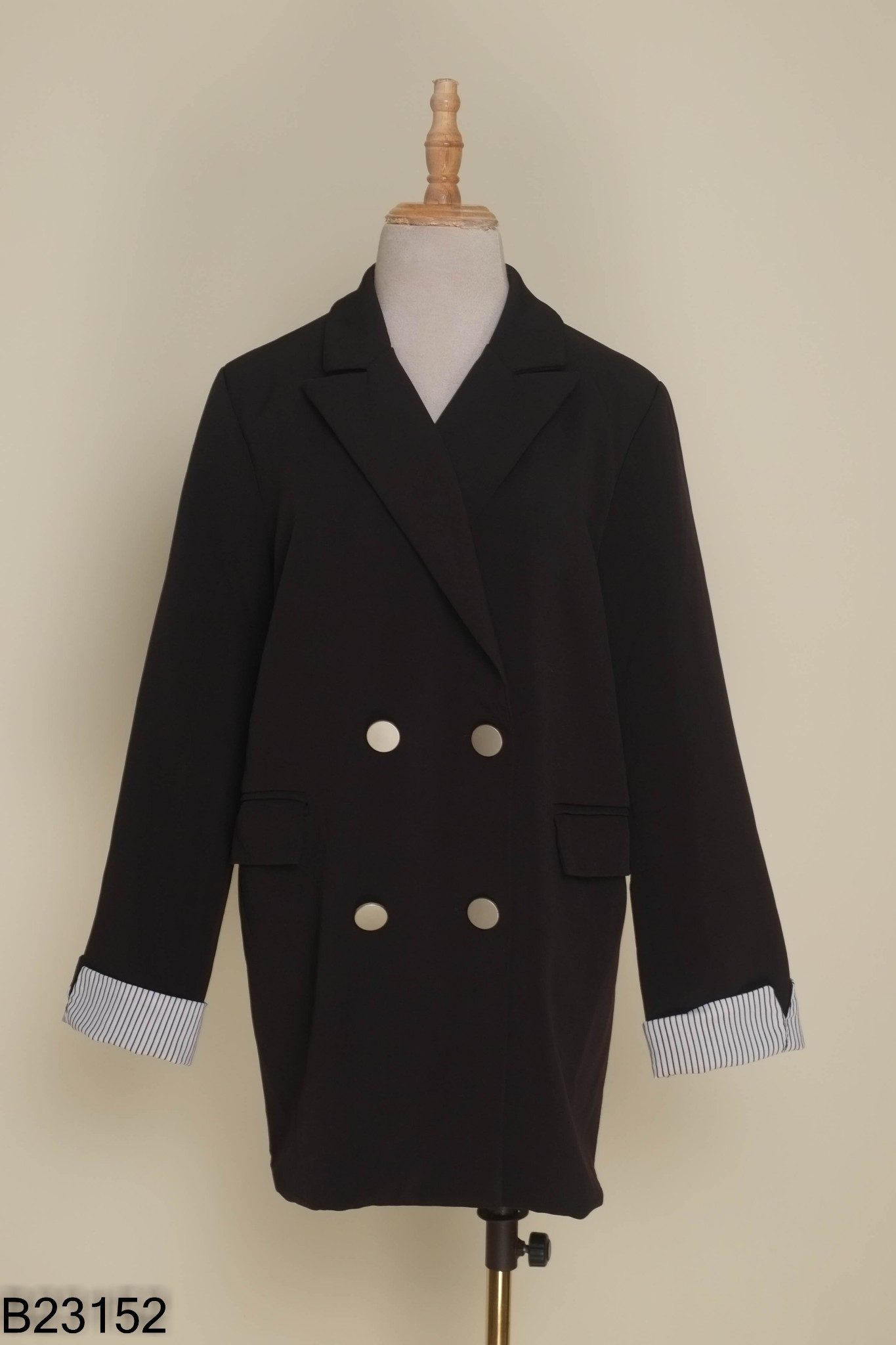 Áo blazer đen cúc bạc