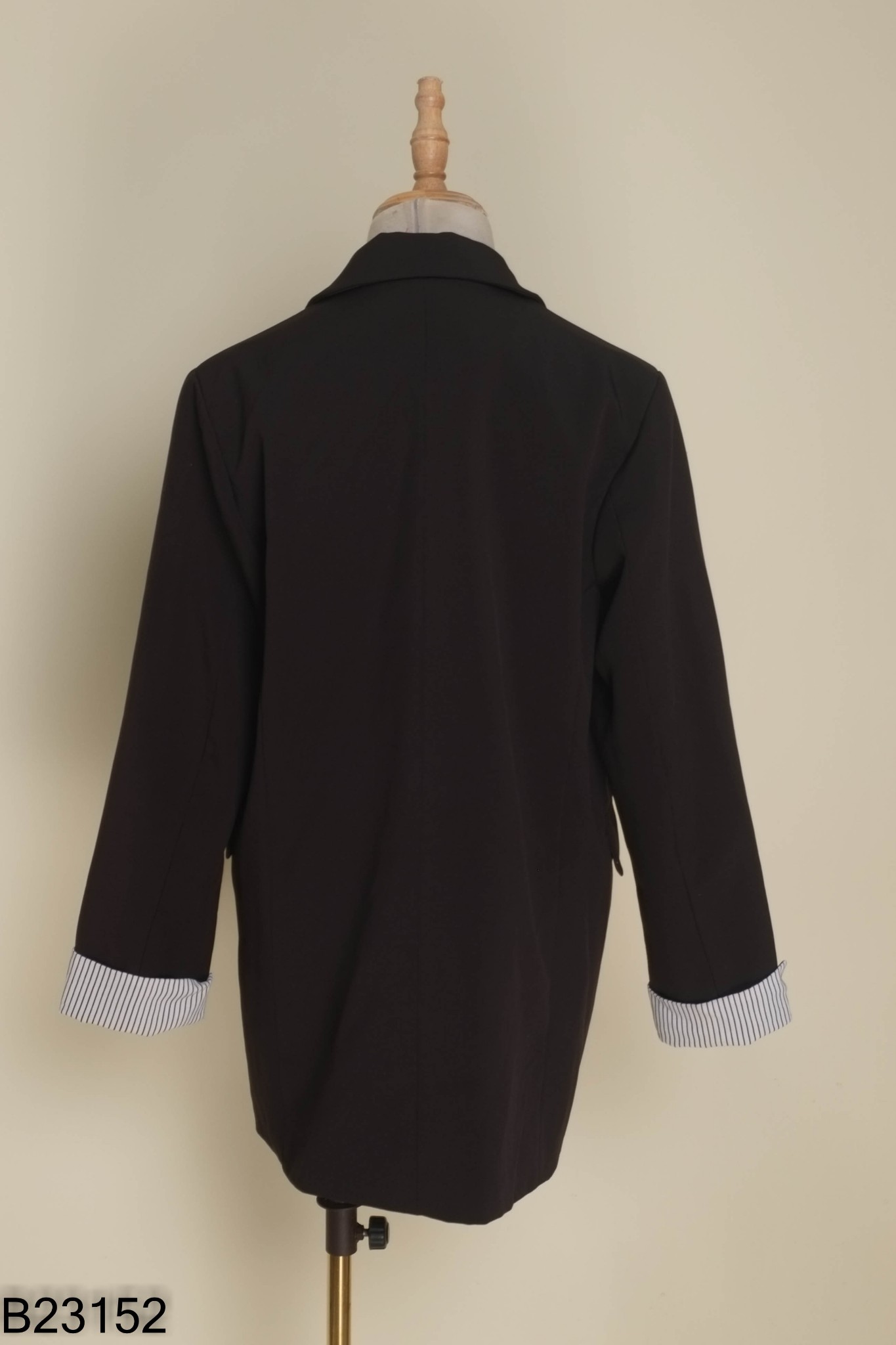 Áo blazer đen cúc bạc