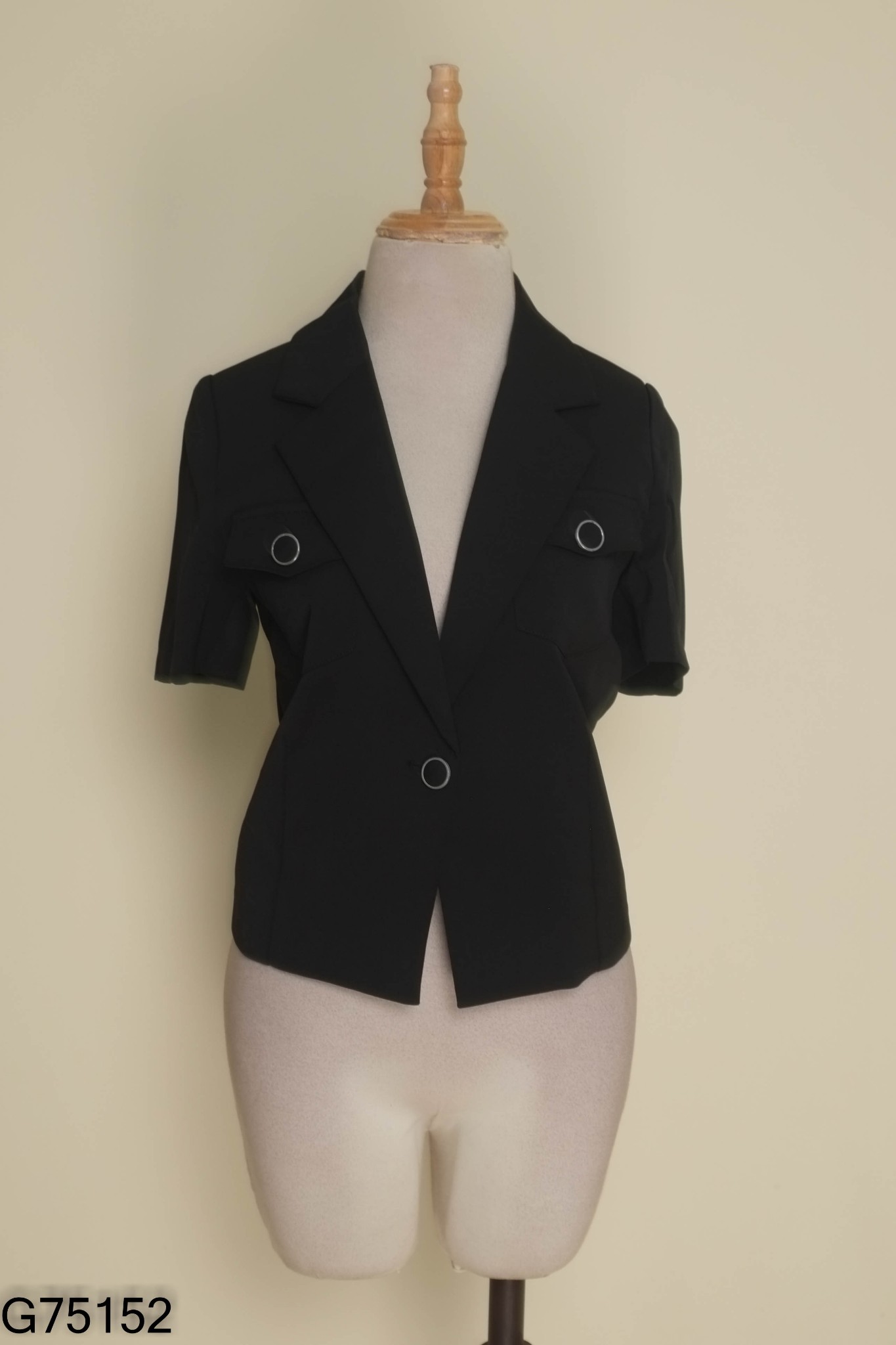 Áo khoác vest đen ngắn cộc tay