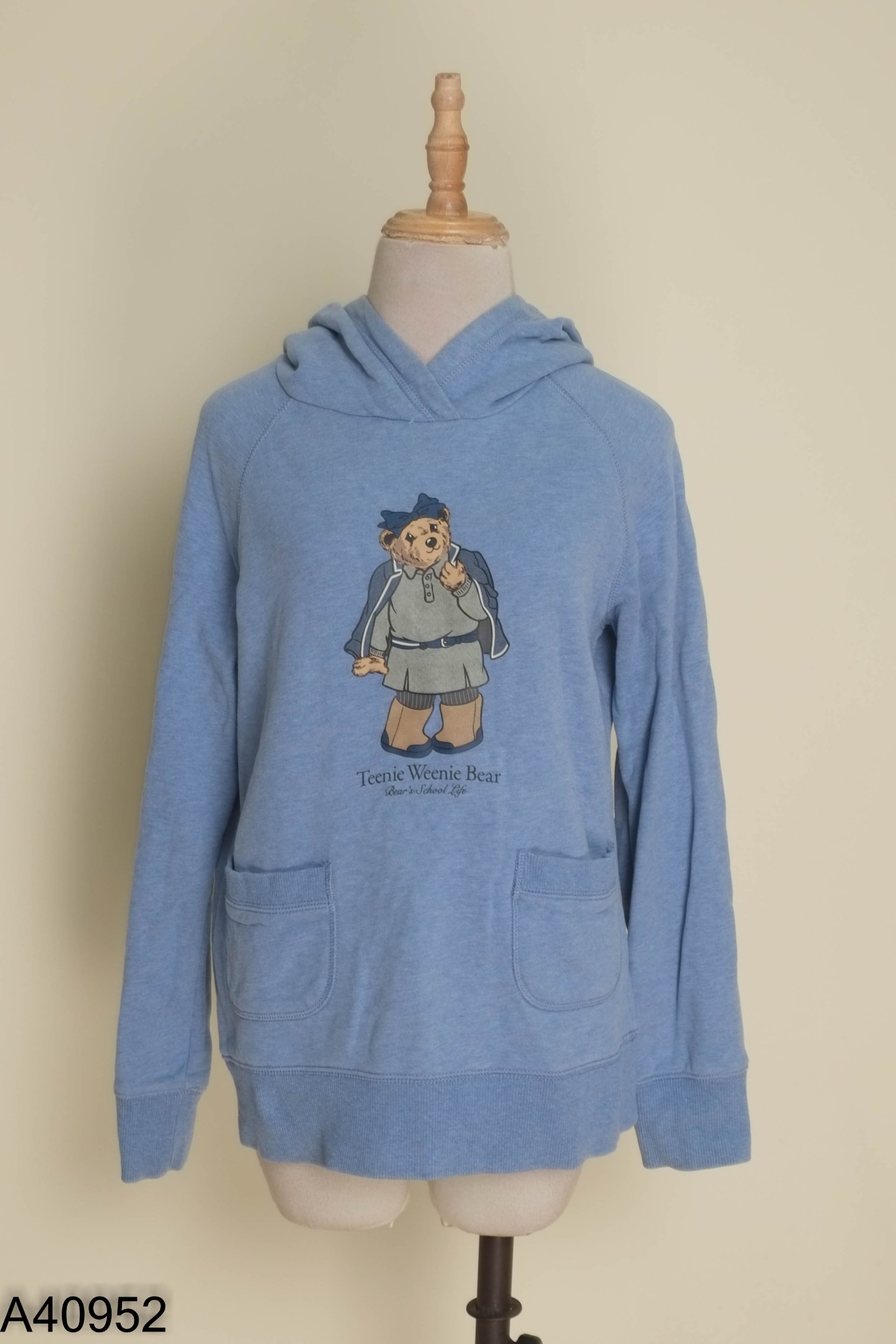 Áo hoodie xanh in gấu