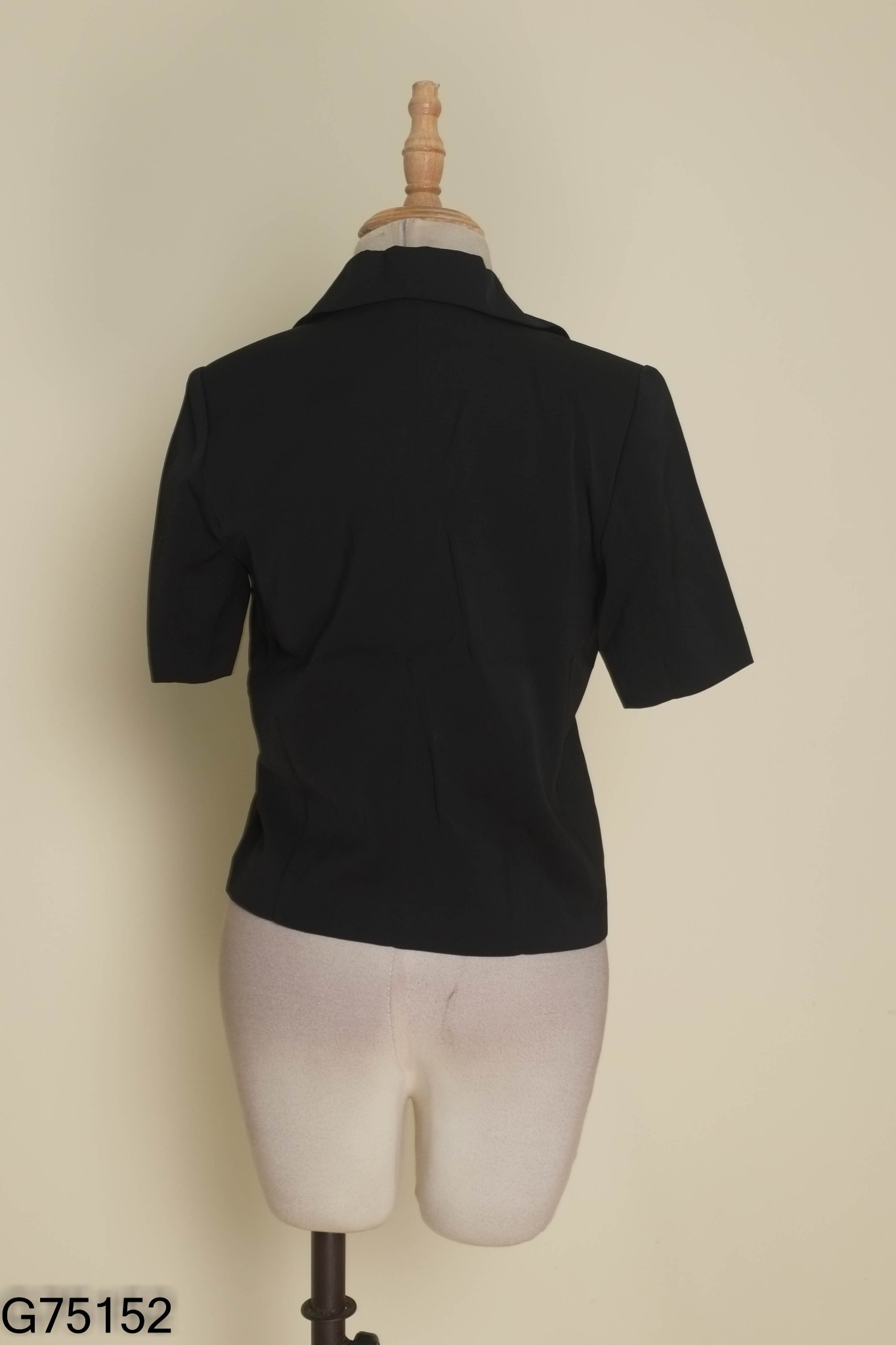 Áo khoác vest đen ngắn cộc tay