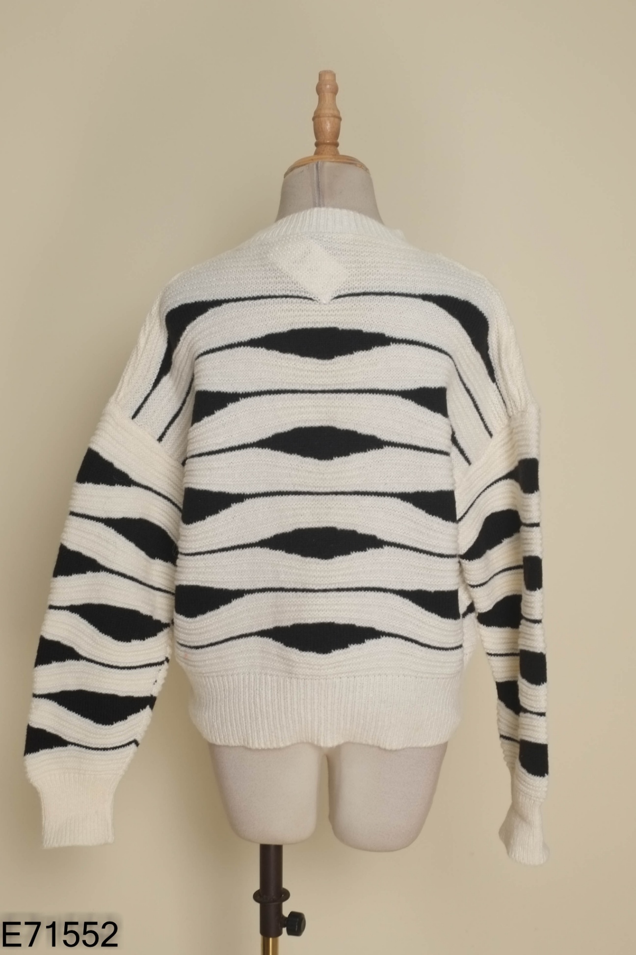 Áo cardigan len trắng mix đen