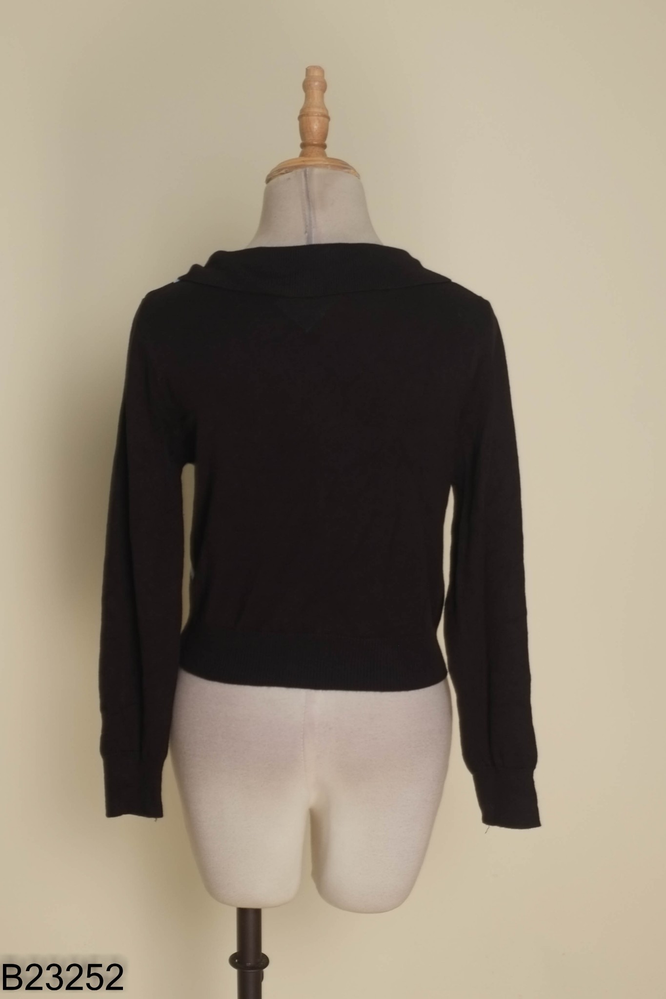 Áo len đen phối xanh cổ polo