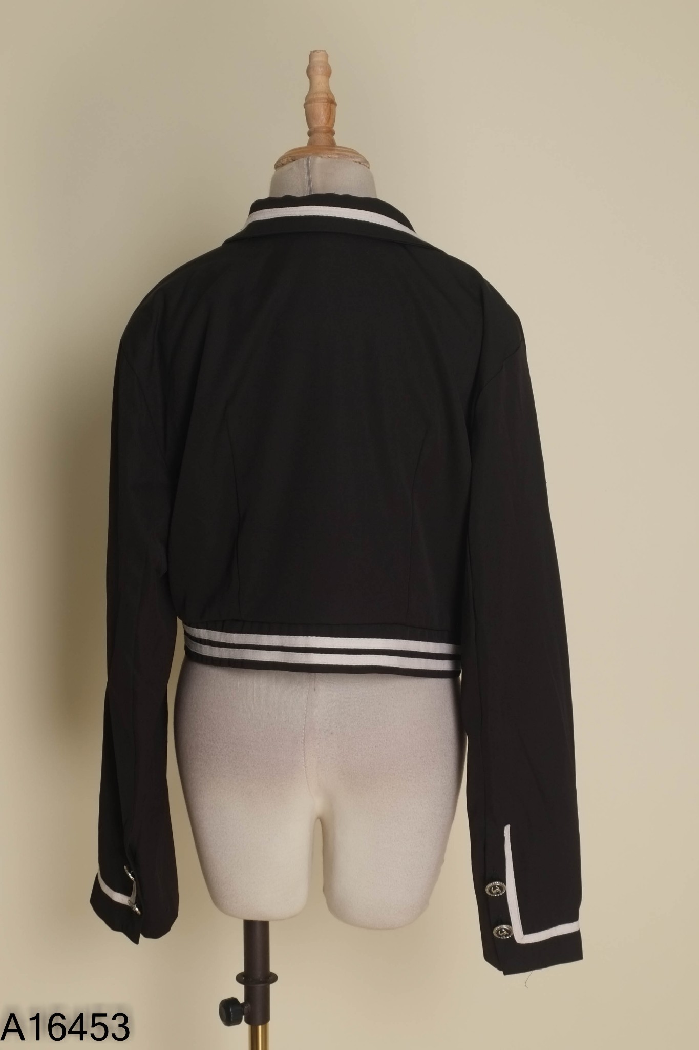 Áo khoác vest đen viền trắng