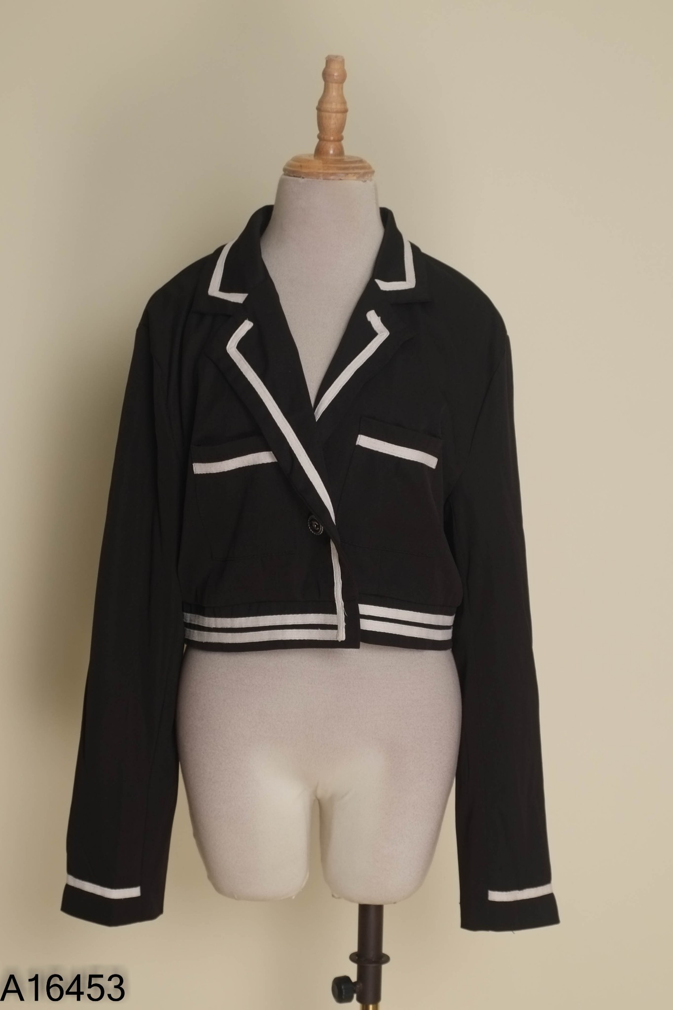 Áo khoác vest đen viền trắng