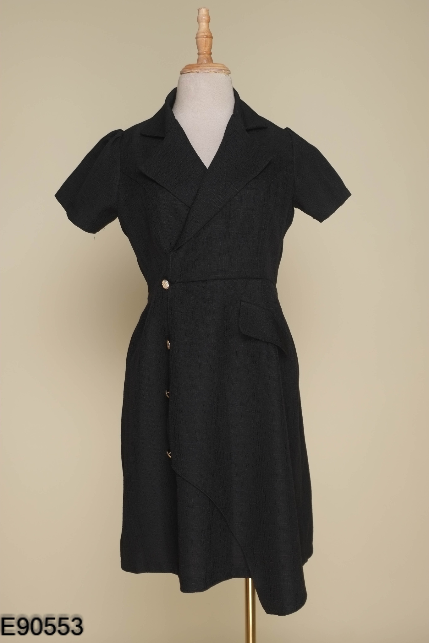 Váy đen cổ vest