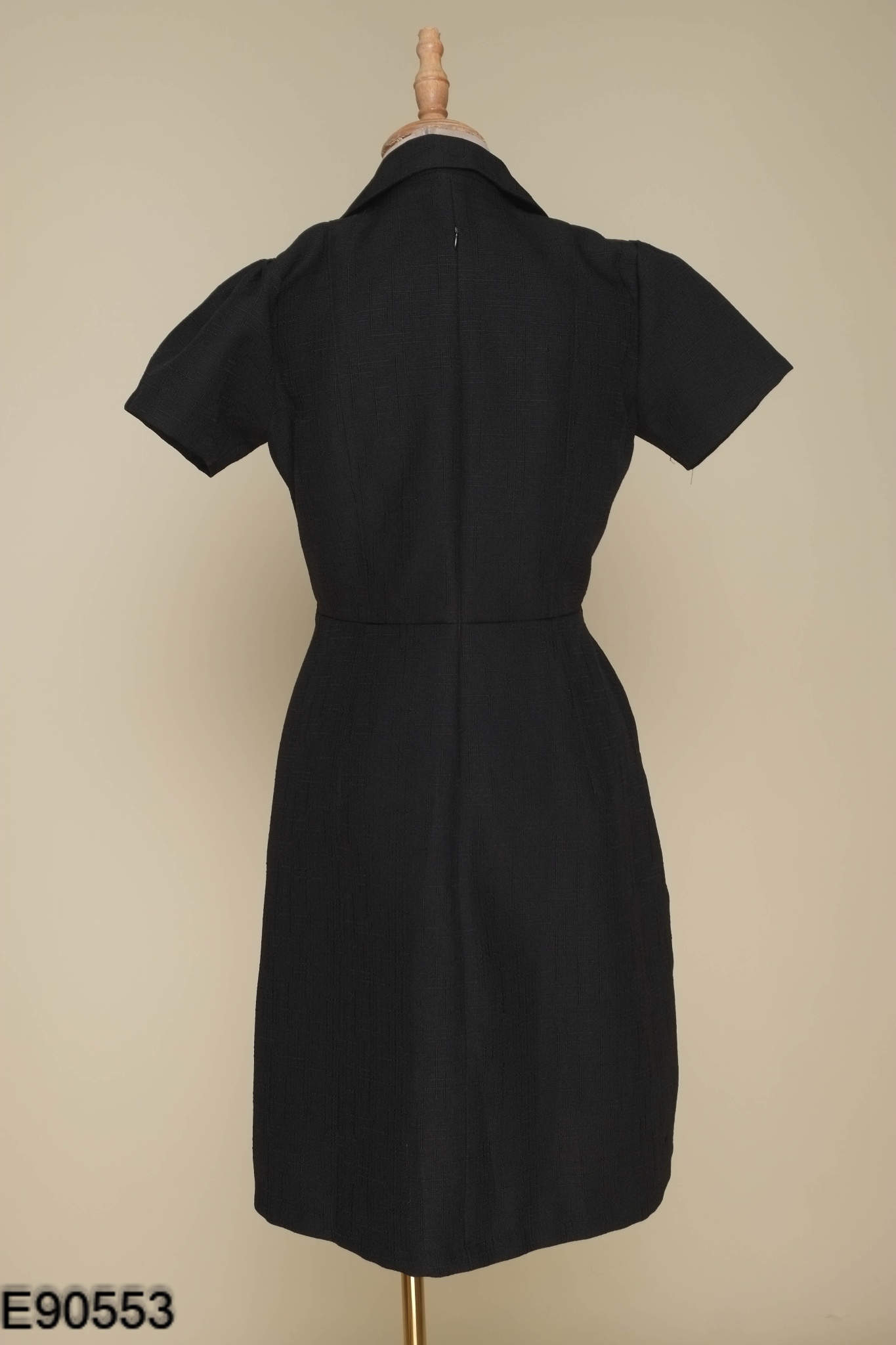 Váy đen cổ vest