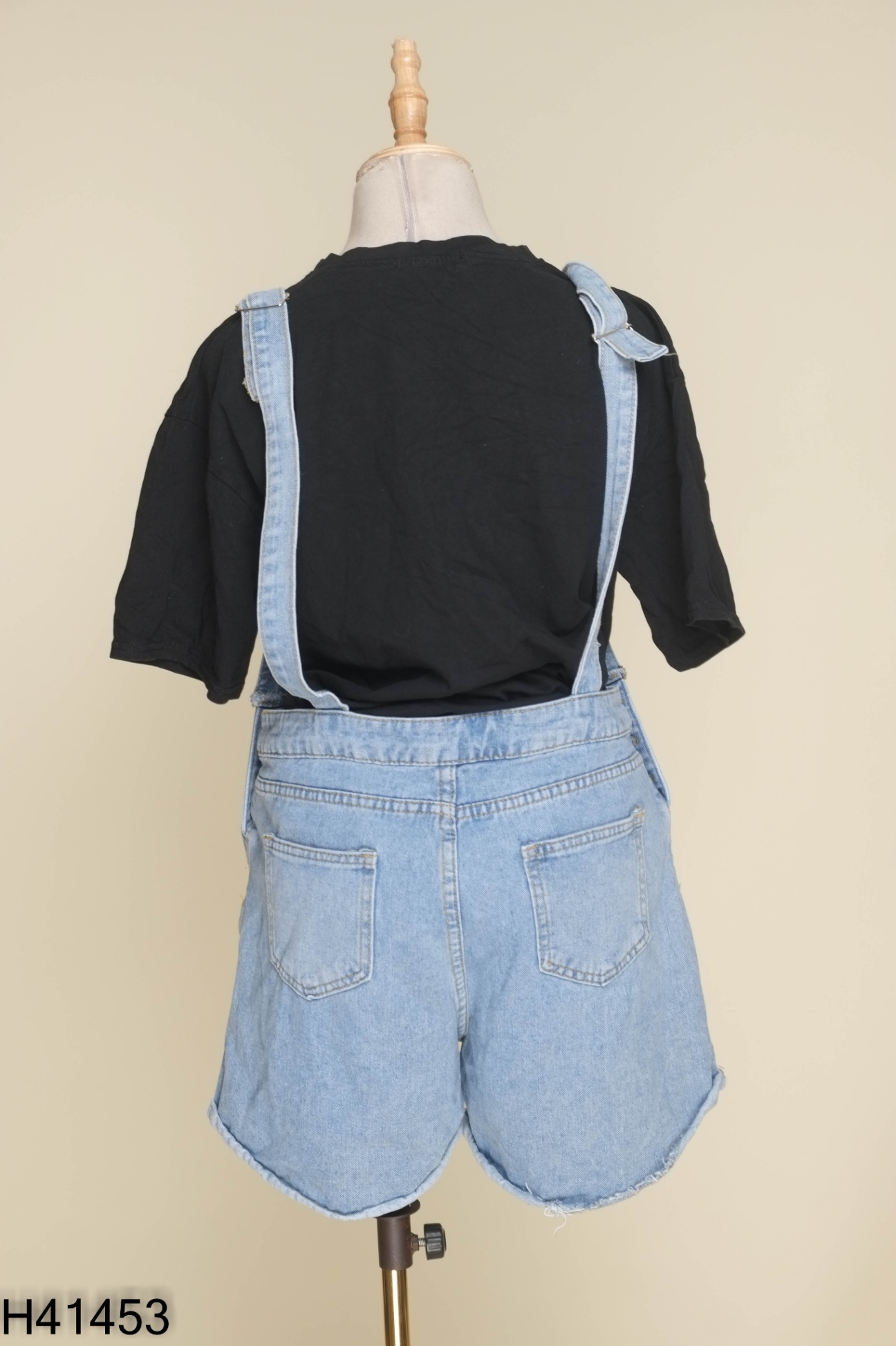 Set áo thun đen + yếm jean xanh