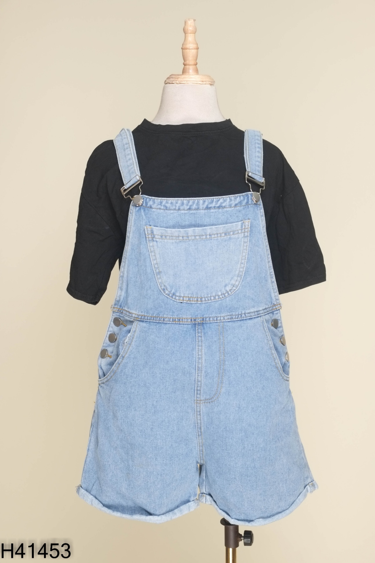 Set áo thun đen + yếm jean xanh