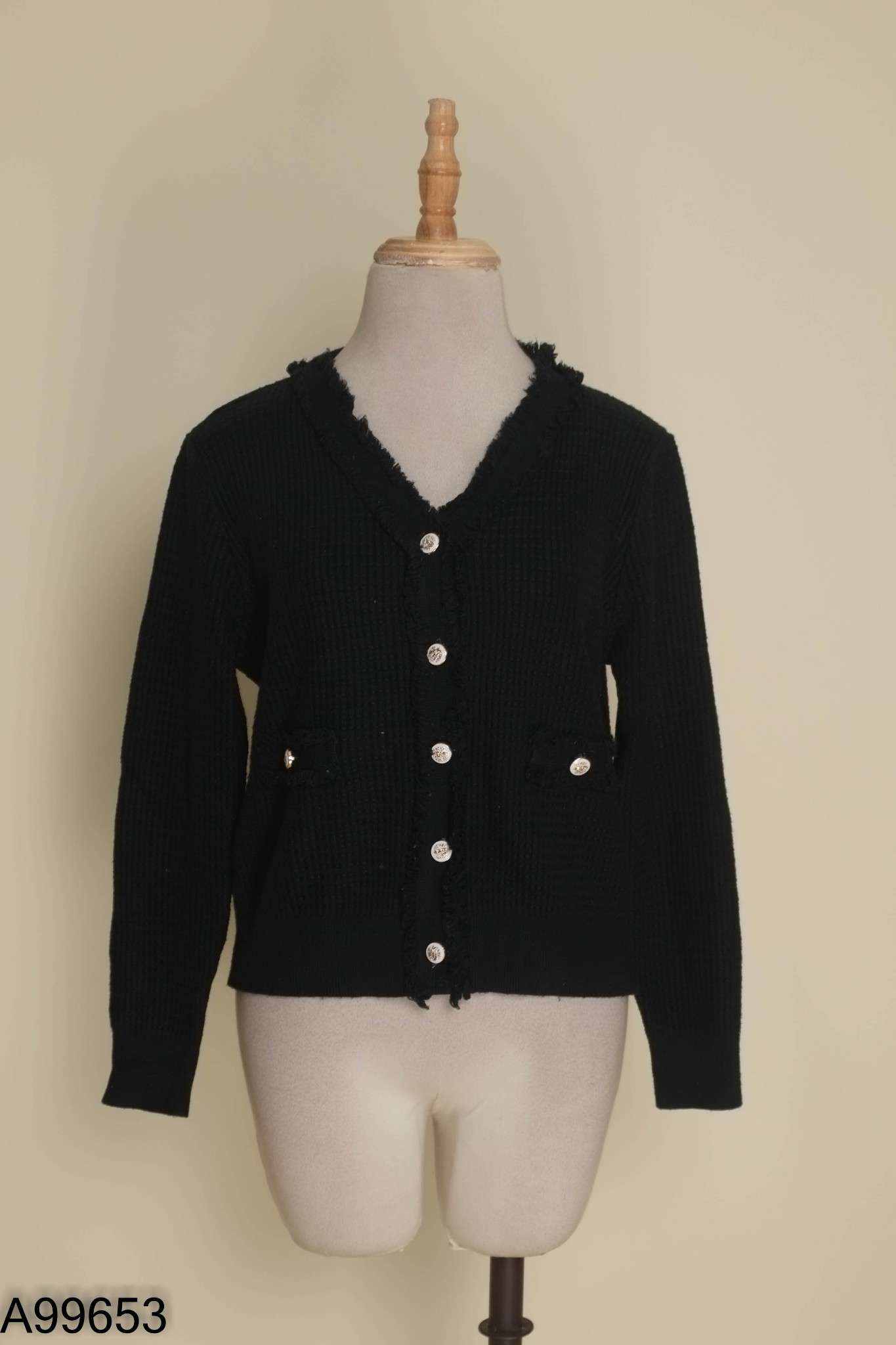 Áo cardigans đen cổ tim
