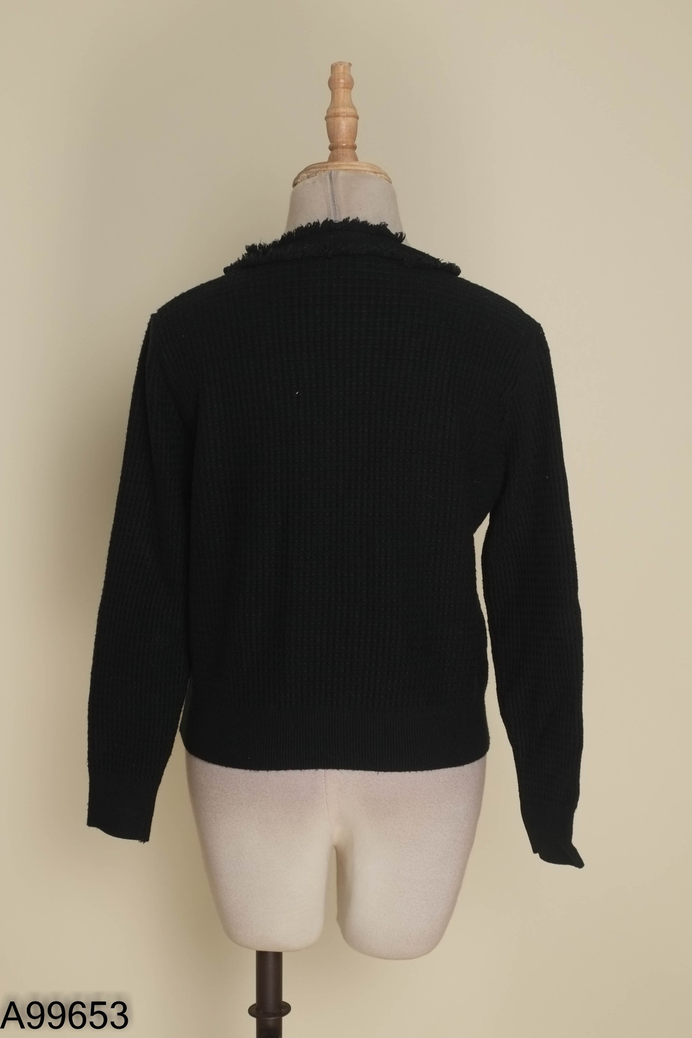 Áo cardigans đen cổ tim