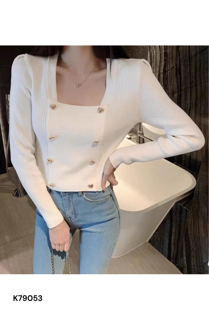 Áo len trắng cổ vuông phối cúc